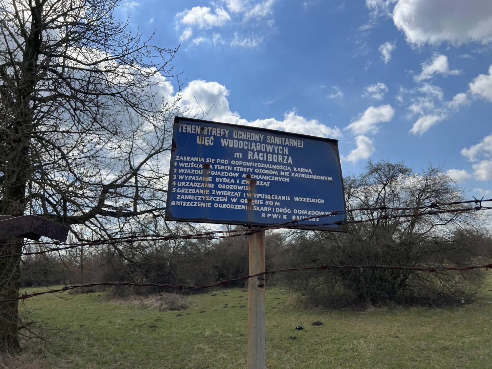 Zdjęcie w galerii na portalu naszraciborz.pl: Koszmarny widok przy Polnej - Źródlanej w Raciborzu wiadomości z regionu