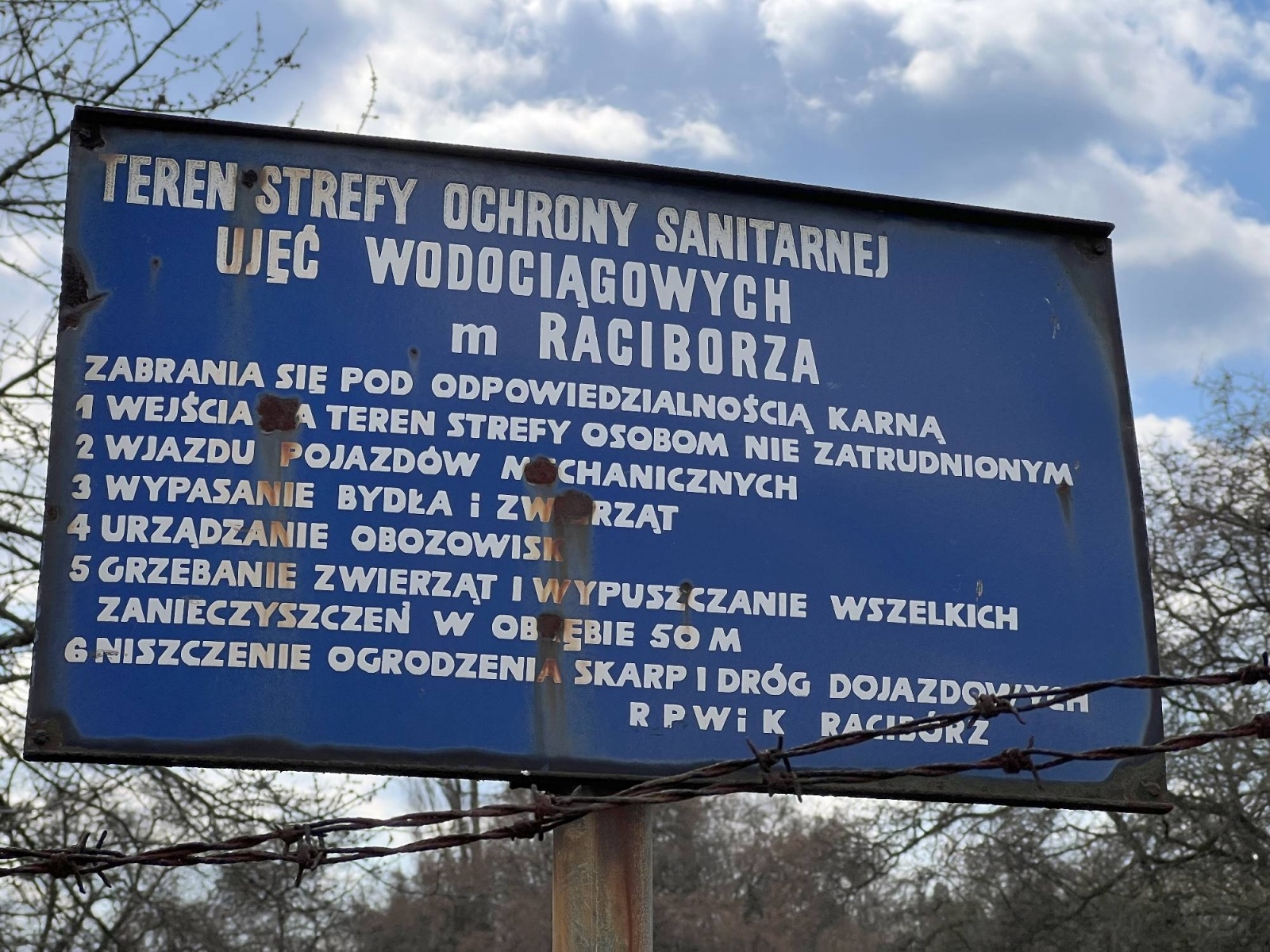 Zdjęcie w galerii na portalu naszraciborz.pl: Koszmarny widok przy Polnej - Źródlanej w Raciborzu wiadomości z regionu