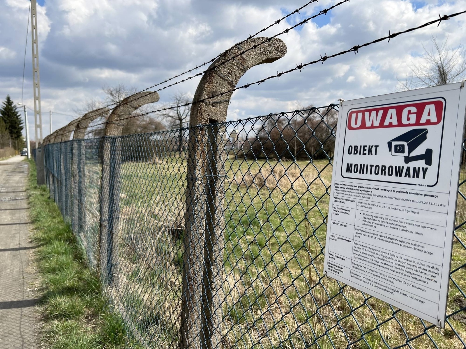 Zdjęcie w galerii na portalu naszraciborz.pl: Koszmarny widok przy Polnej - Źródlanej w Raciborzu wiadomości z regionu