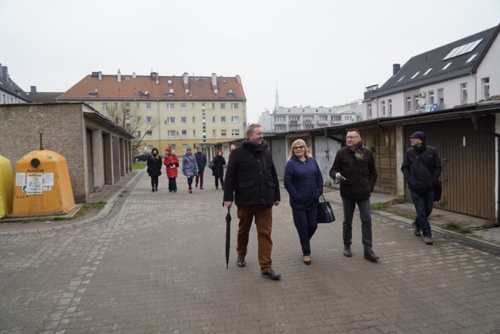 Zdjęcie w galerii na portalu naszraciborz.pl: Tym razem bez orkiestry. Urzędnicy spacerowali po podwórkach wiadomości z regionu