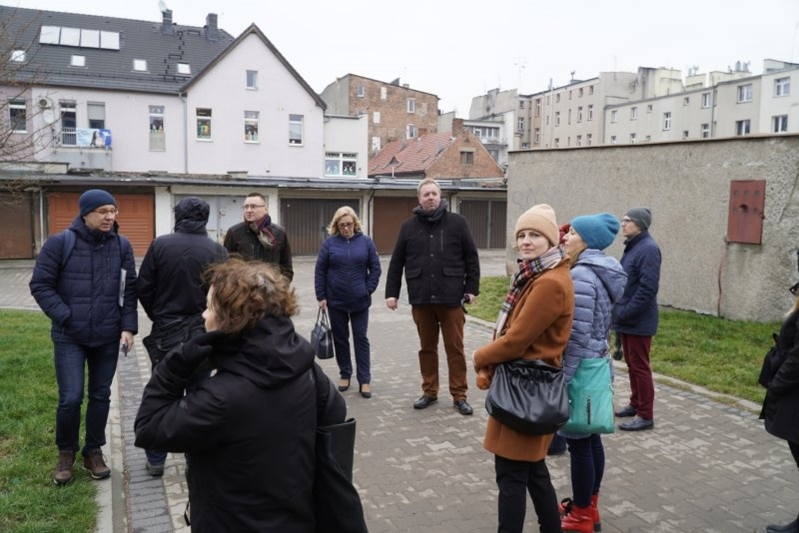 Zdjęcie w galerii na portalu naszraciborz.pl: Tym razem bez orkiestry. Urzędnicy spacerowali po podwórkach wiadomości z regionu