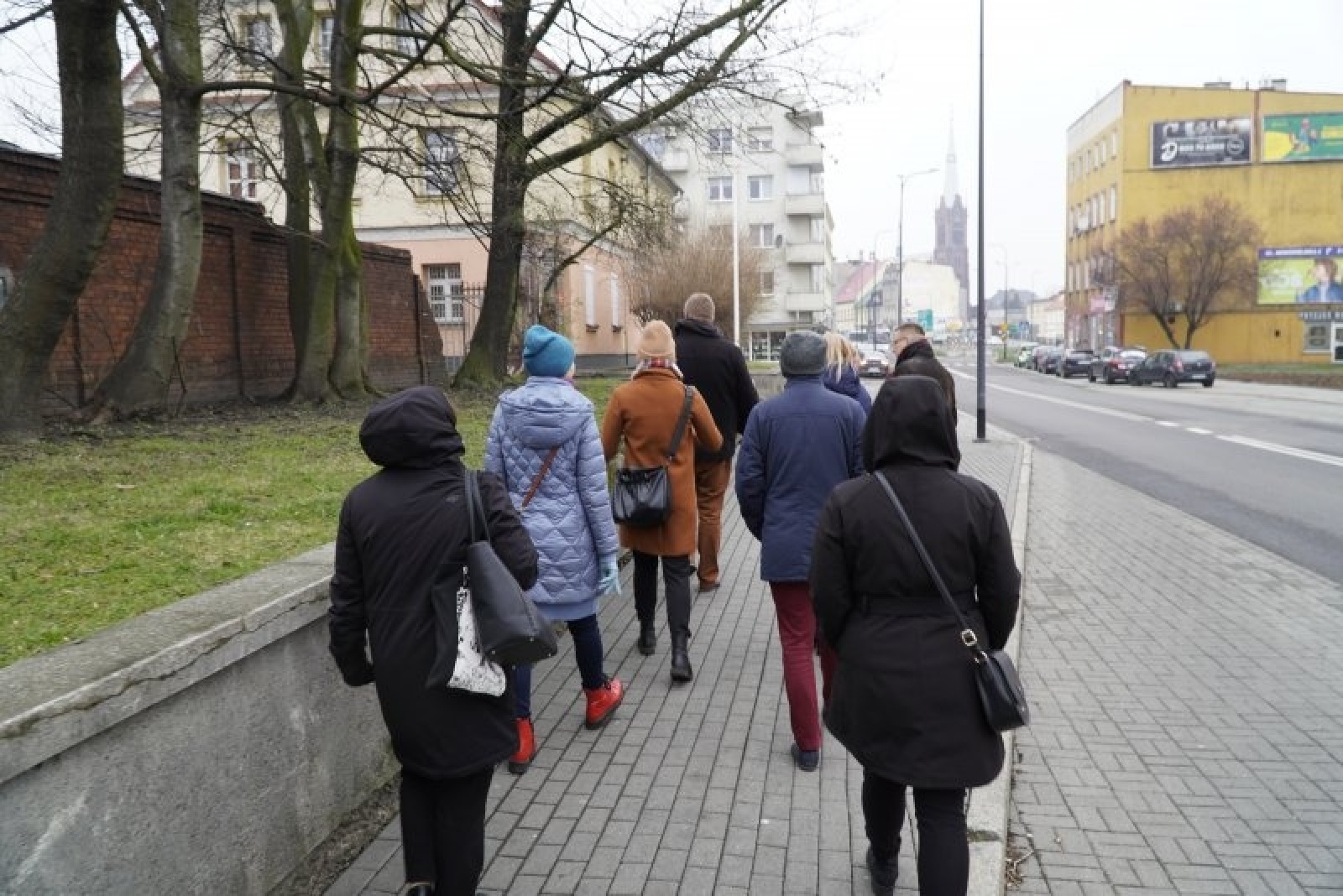 Zdjęcie w galerii na portalu naszraciborz.pl: Tym razem bez orkiestry. Urzędnicy spacerowali po podwórkach wiadomości z regionu