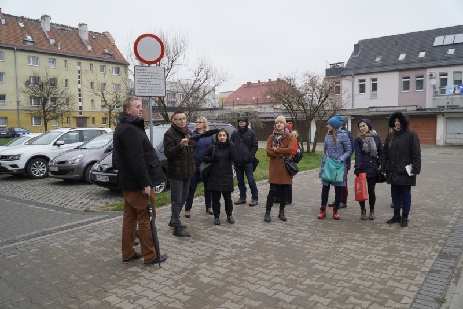 Zdjęcie w galerii na portalu naszraciborz.pl: Tym razem bez orkiestry. Urzędnicy spacerowali po podwórkach wiadomości z regionu