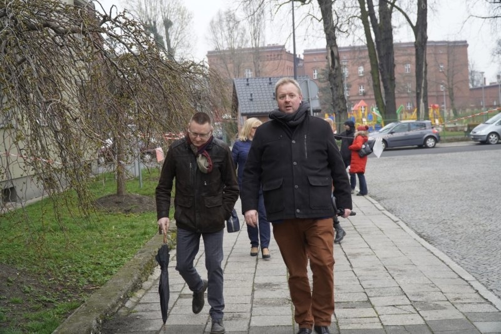 Zdjęcie w galerii na portalu naszraciborz.pl: Tym razem bez orkiestry. Urzędnicy spacerowali po podwórkach wiadomości z regionu