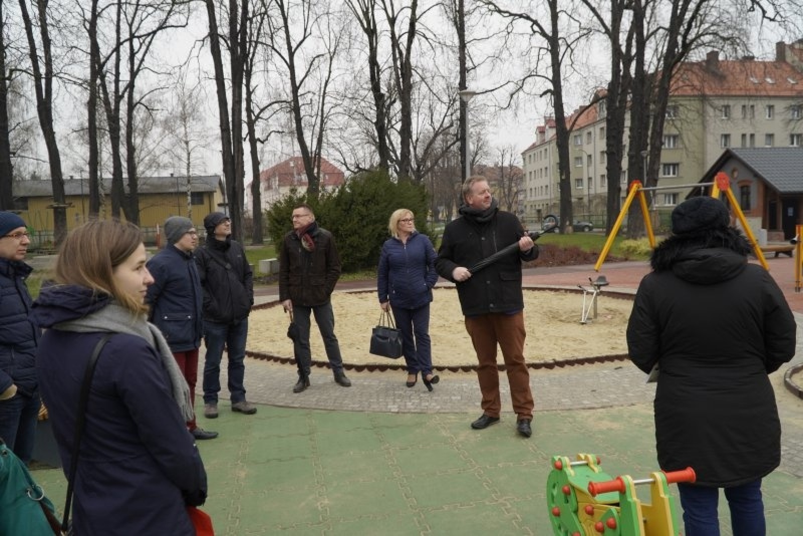 Zdjęcie w galerii na portalu naszraciborz.pl: Tym razem bez orkiestry. Urzędnicy spacerowali po podwórkach wiadomości z regionu
