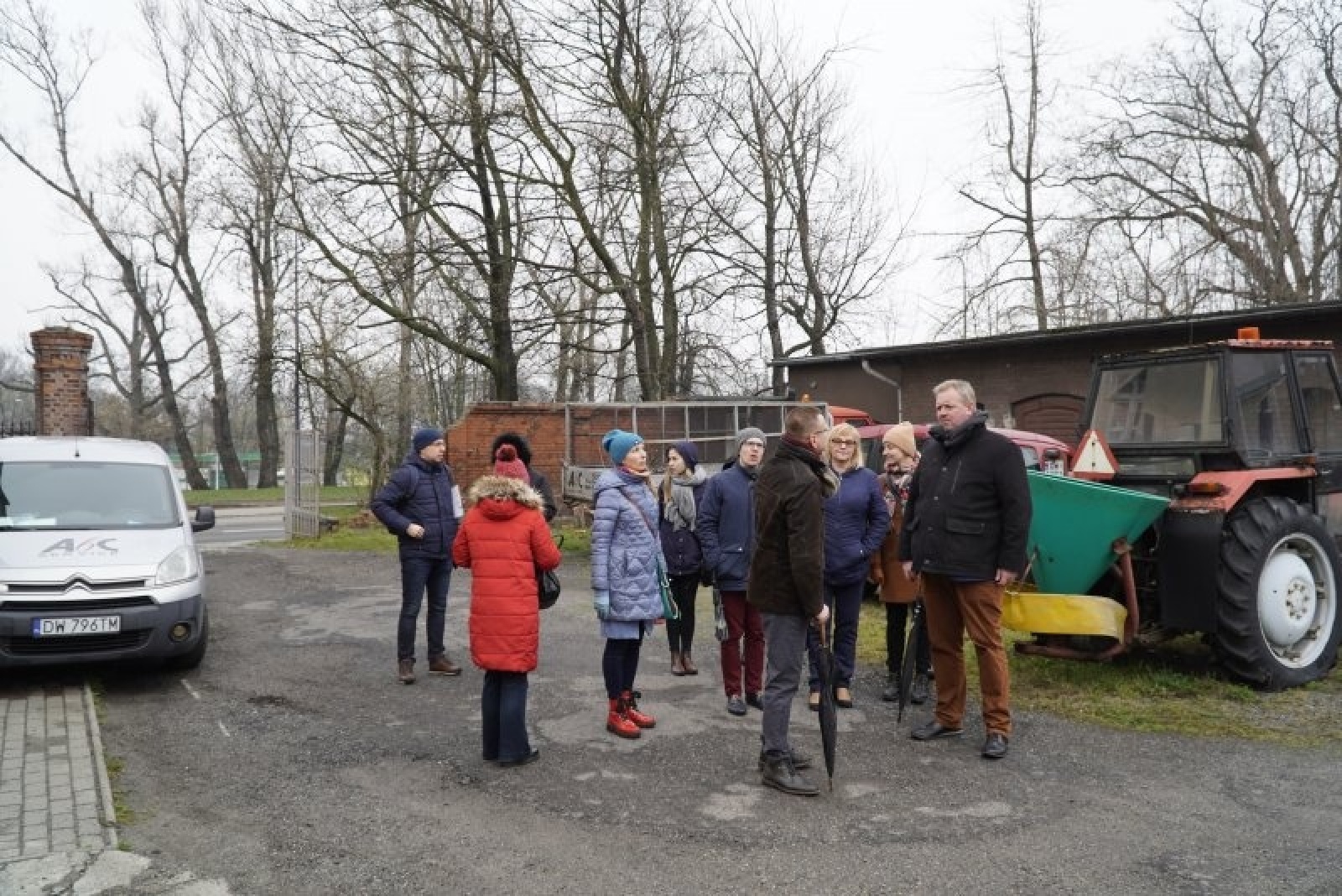 Zdjęcie w galerii na portalu naszraciborz.pl: Tym razem bez orkiestry. Urzędnicy spacerowali po podwórkach wiadomości z regionu