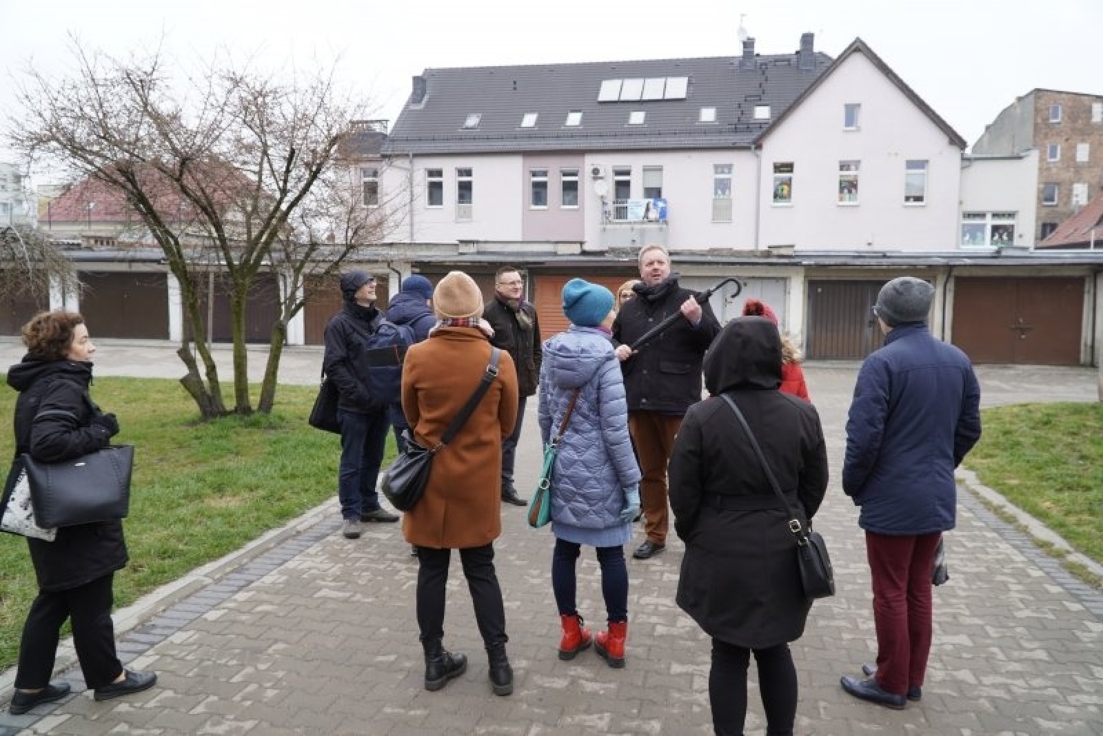Zdjęcie w galerii na portalu naszraciborz.pl: Tym razem bez orkiestry. Urzędnicy spacerowali po podwórkach wiadomości z regionu