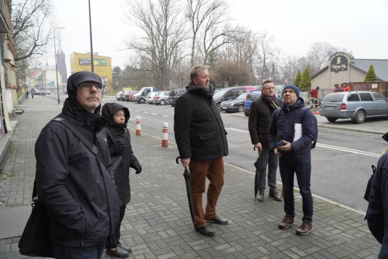 Zdjęcie w galerii na portalu naszraciborz.pl: Tym razem bez orkiestry. Urzędnicy spacerowali po podwórkach wiadomości z regionu