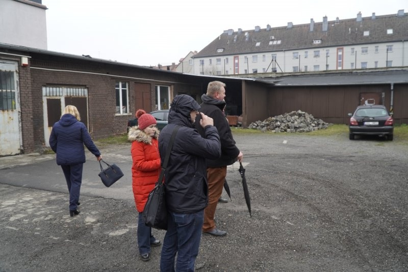 Zdjęcie w galerii na portalu naszraciborz.pl: Tym razem bez orkiestry. Urzędnicy spacerowali po podwórkach wiadomości z regionu