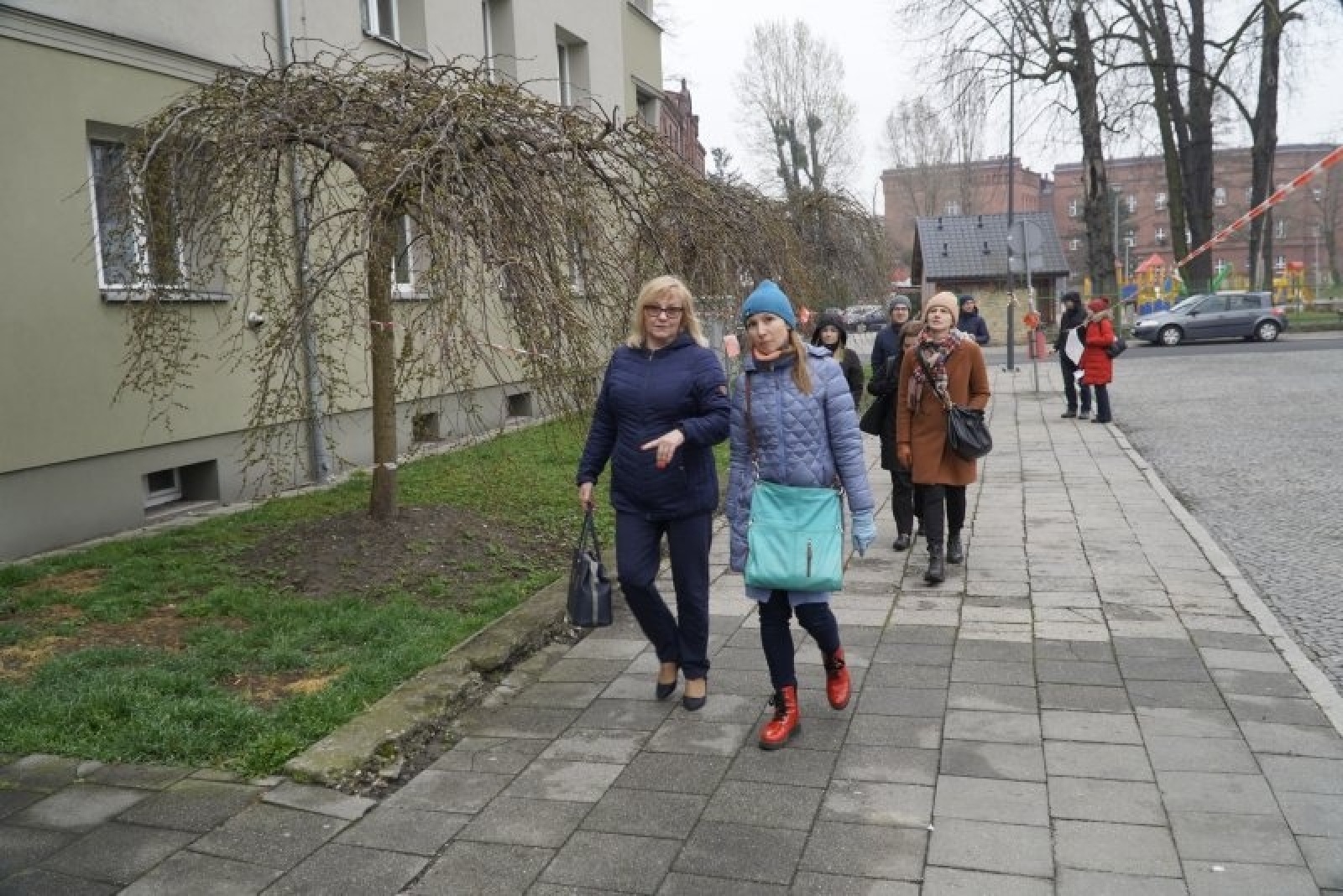 Zdjęcie w galerii na portalu naszraciborz.pl: Tym razem bez orkiestry. Urzędnicy spacerowali po podwórkach wiadomości z regionu