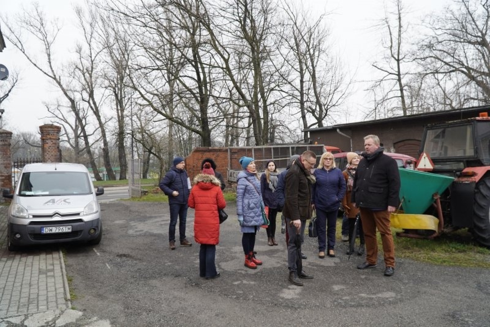 Zdjęcie w galerii na portalu naszraciborz.pl: Tym razem bez orkiestry. Urzędnicy spacerowali po podwórkach wiadomości z regionu