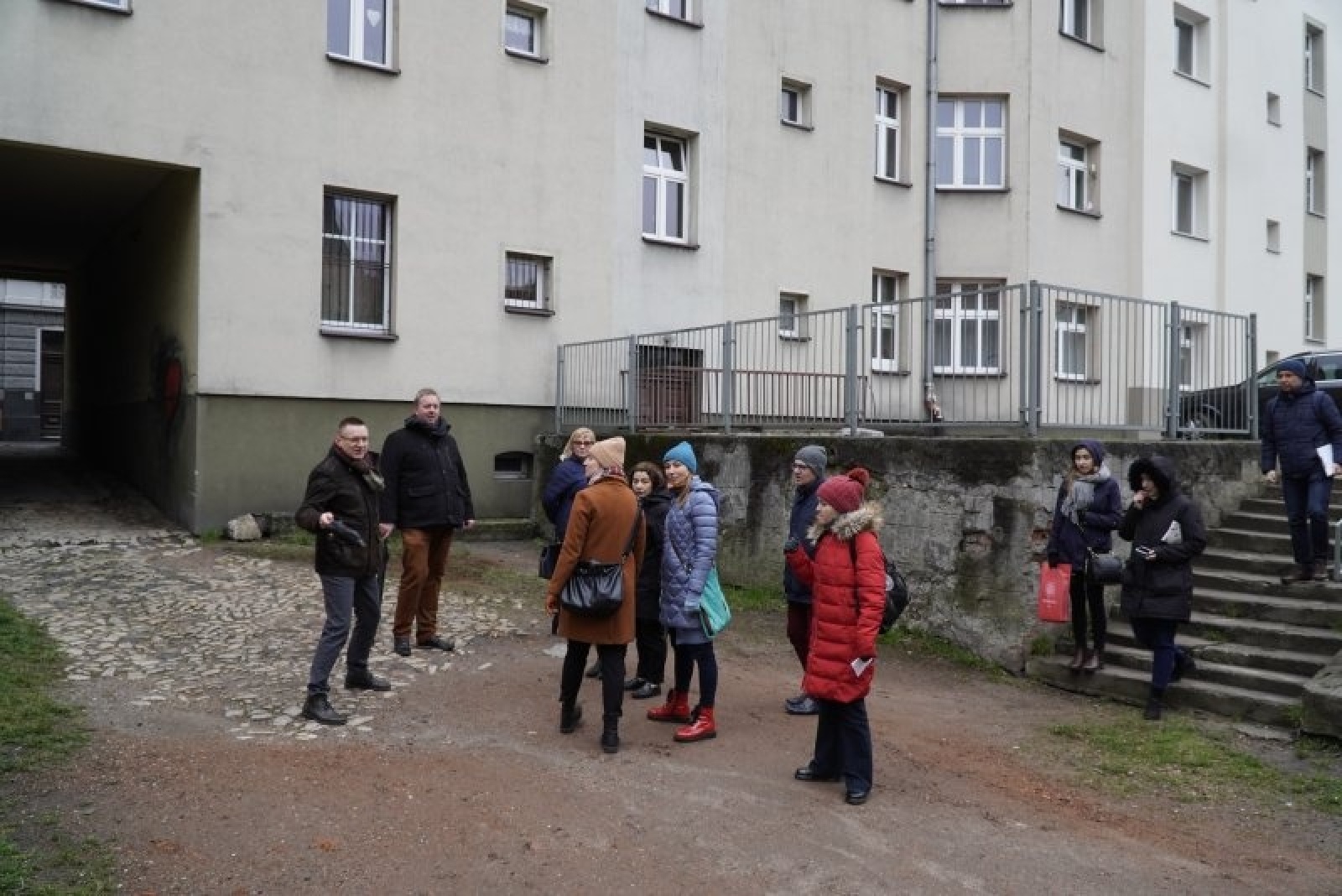 Zdjęcie w galerii na portalu naszraciborz.pl: Tym razem bez orkiestry. Urzędnicy spacerowali po podwórkach wiadomości z regionu
