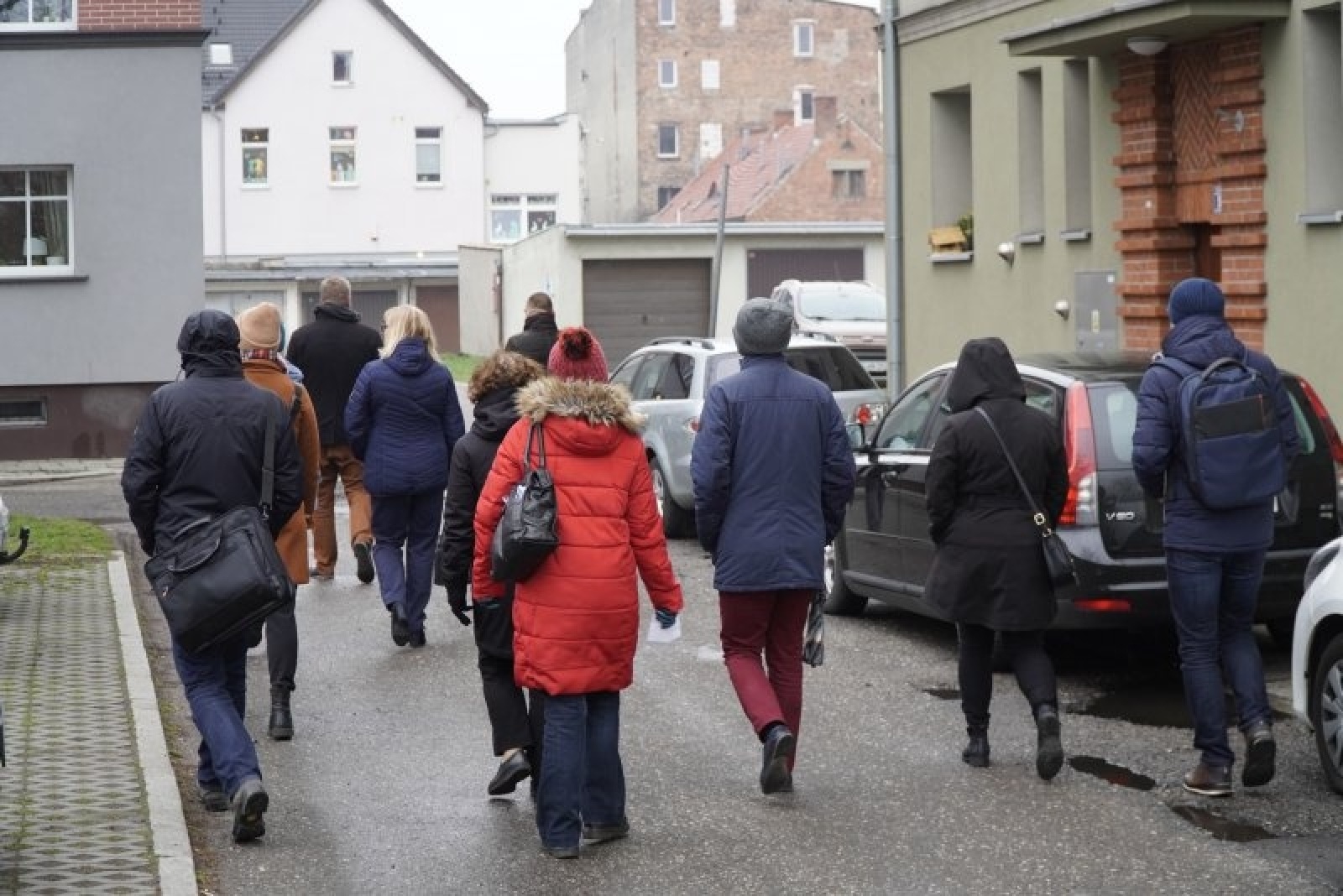 Zdjęcie w galerii na portalu naszraciborz.pl: Tym razem bez orkiestry. Urzędnicy spacerowali po podwórkach wiadomości z regionu