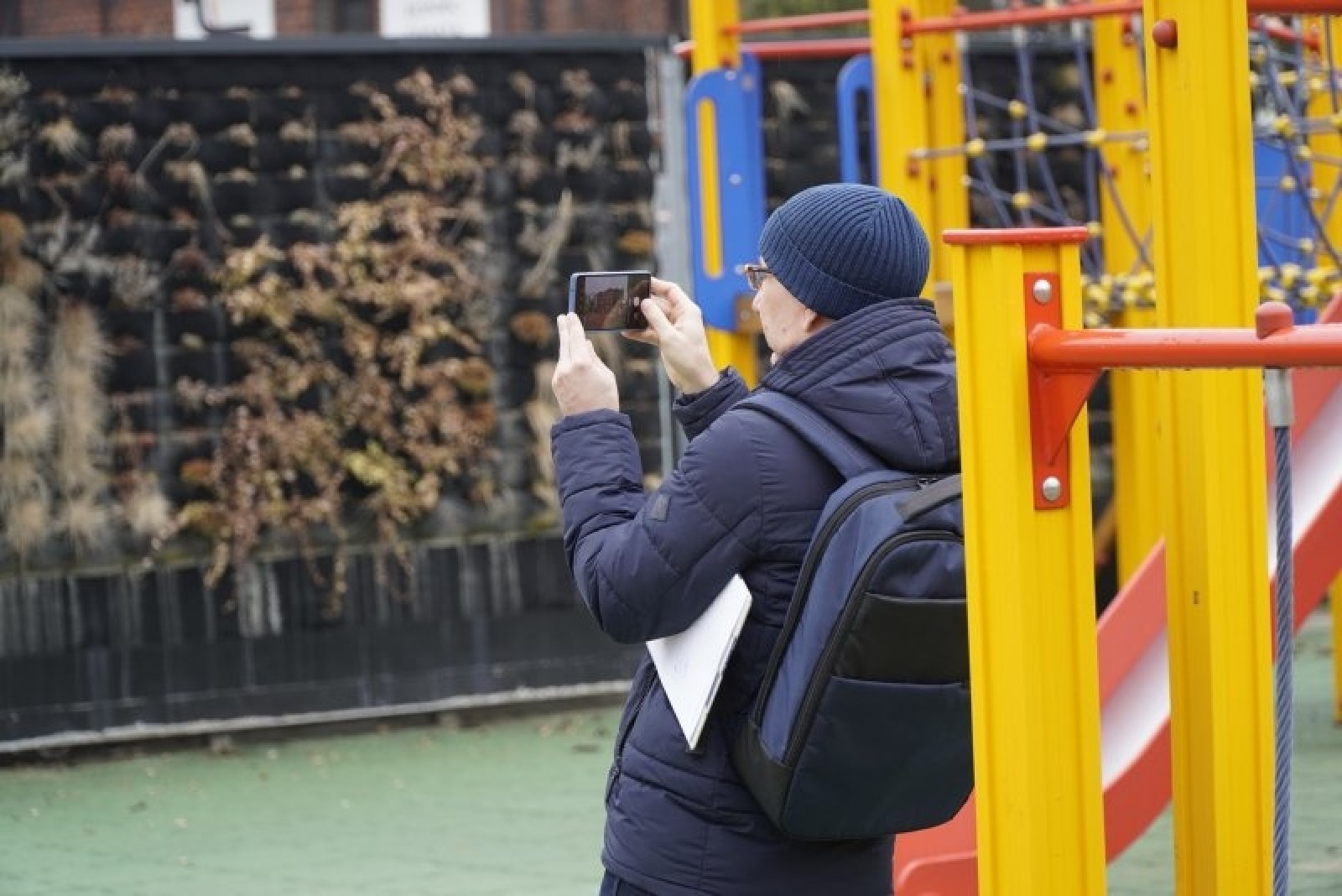 Zdjęcie w galerii na portalu naszraciborz.pl: Tym razem bez orkiestry. Urzędnicy spacerowali po podwórkach wiadomości z regionu