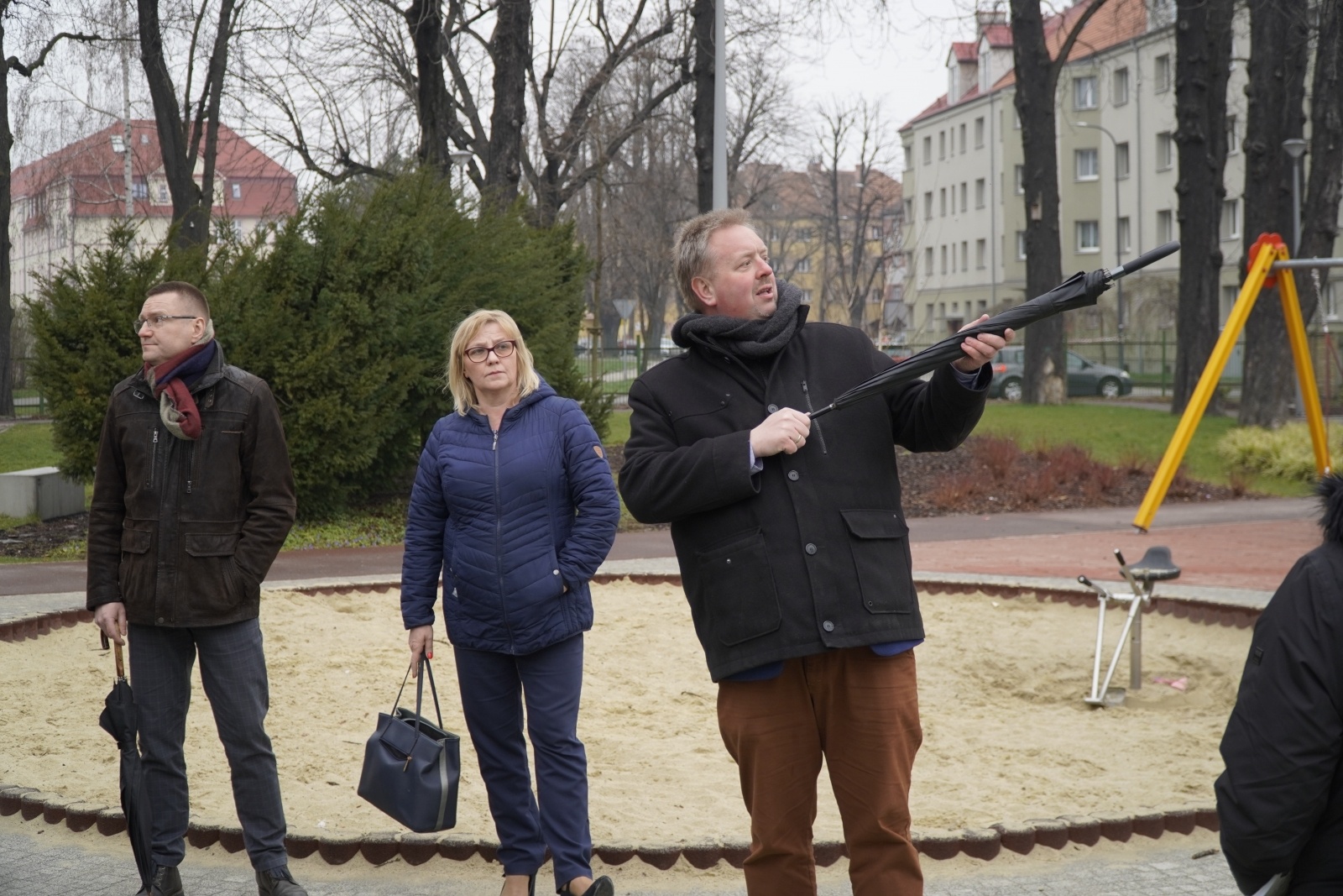 Zdjęcie w galerii na portalu naszraciborz.pl: Tym razem bez orkiestry. Urzędnicy spacerowali po podwórkach wiadomości z regionu