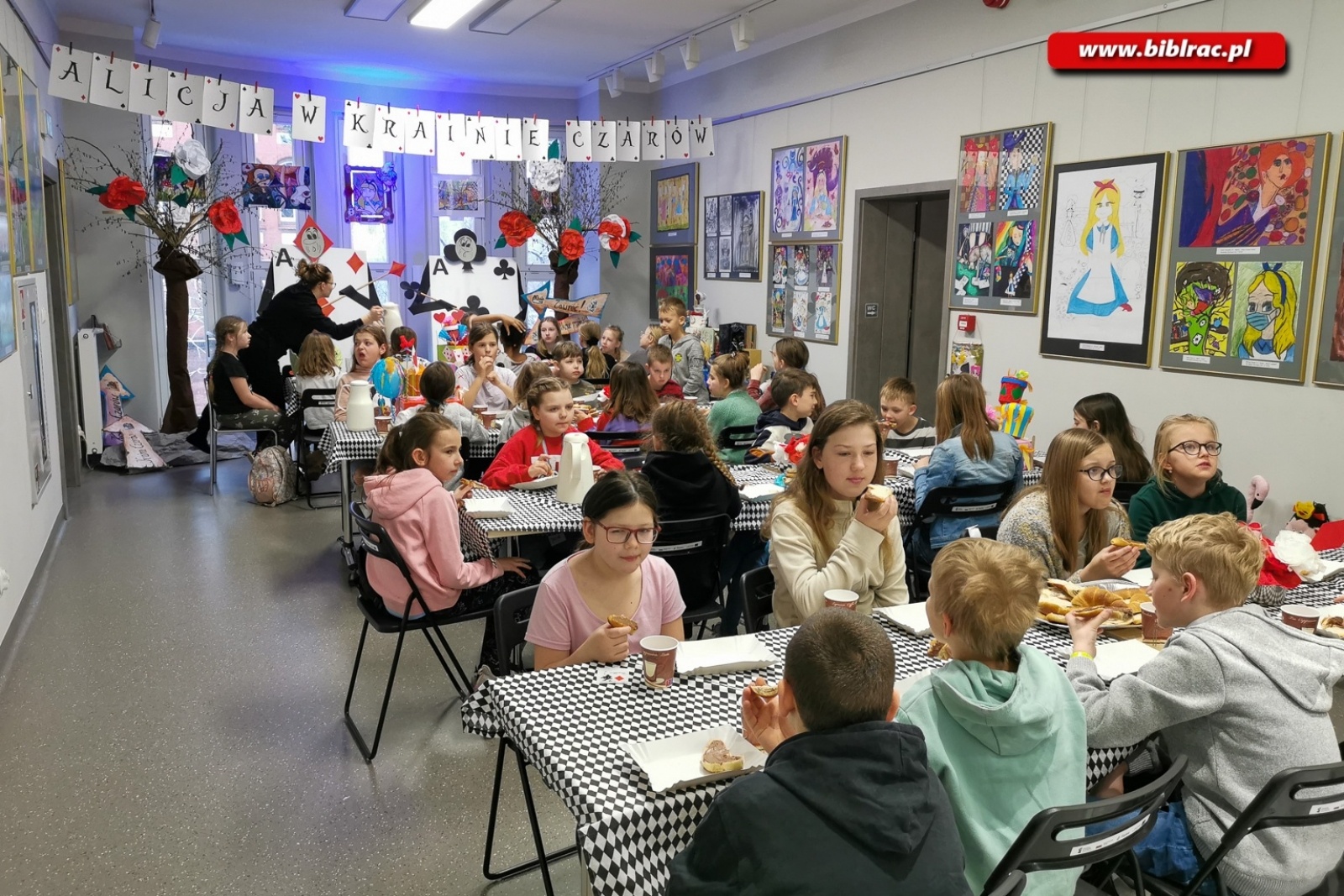 Zdjęcie w galerii na portalu naszraciborz.pl: 40 dzieci spędziło w książnicy noc w Krainie Czarów wiadomości z regionu