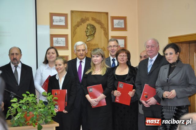 Zdjęcie w galerii na portalu naszraciborz.pl: Jerzy Buzek z wizytą w PWSZ wiadomości z regionu