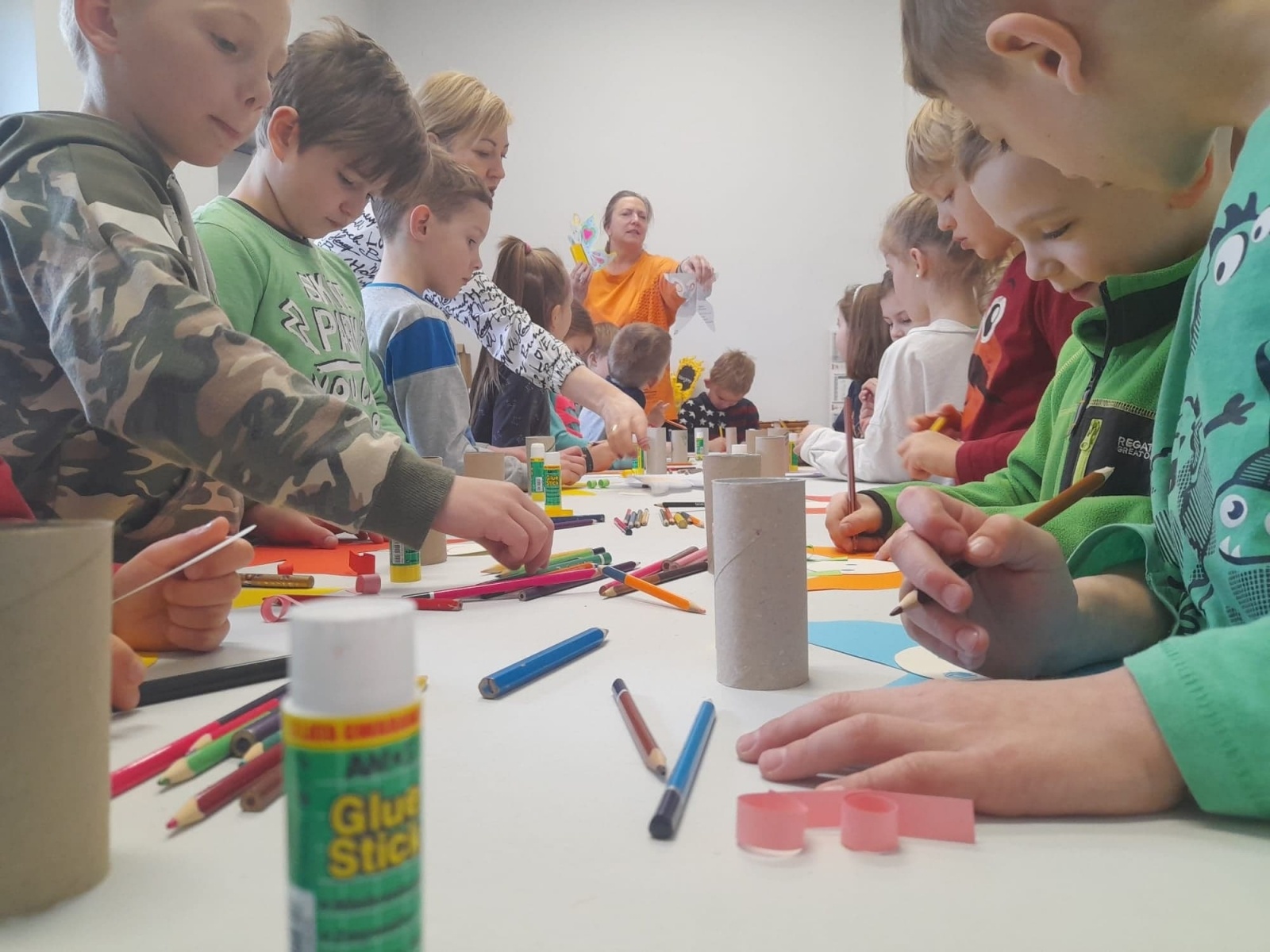 Zdjęcie w galerii na portalu naszraciborz.pl: Kolorowe motyle w rudzkiej książnicy wiadomości z regionu