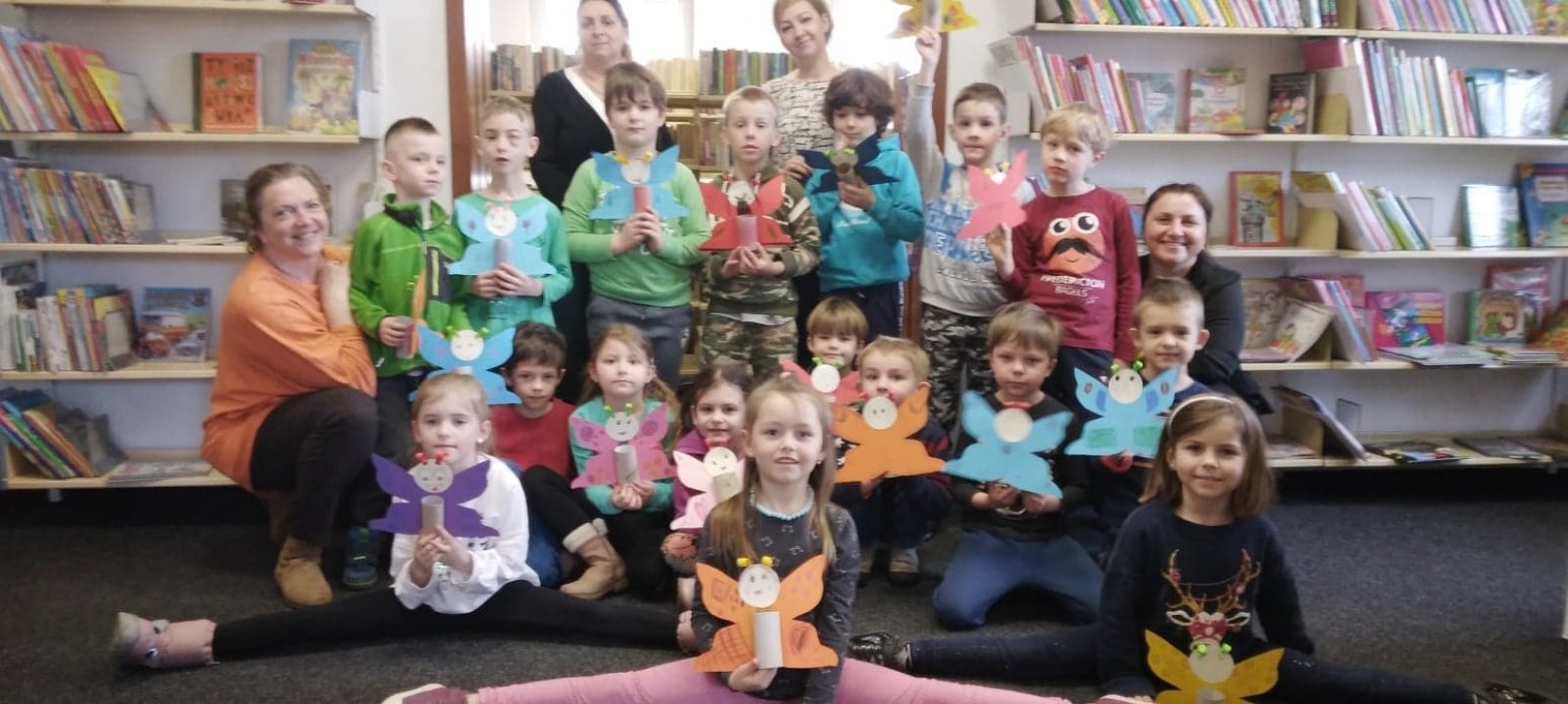 Zdjęcie w galerii na portalu naszraciborz.pl: Kolorowe motyle w rudzkiej książnicy wiadomości z regionu