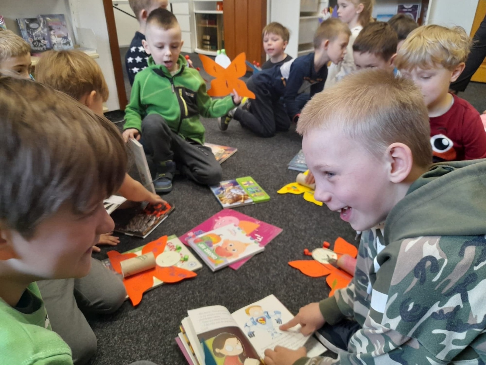 Zdjęcie w galerii na portalu naszraciborz.pl: Kolorowe motyle w rudzkiej książnicy wiadomości z regionu