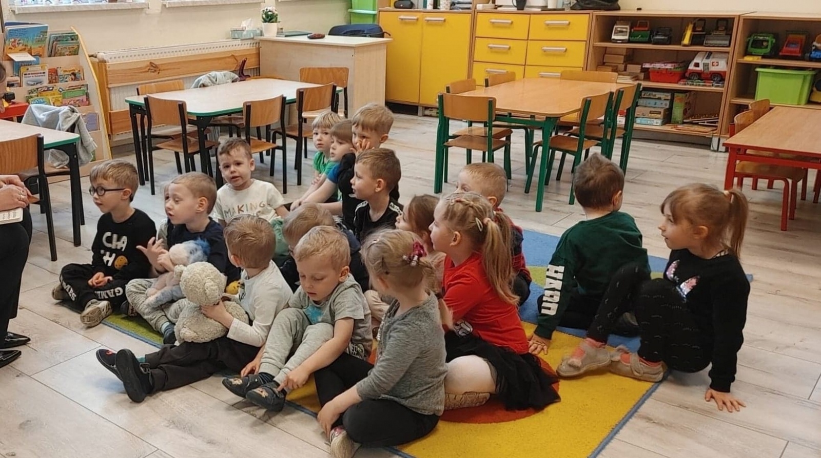 Zdjęcie w galerii na portalu naszraciborz.pl: Rudzkie bibliotekarki z wizytą w przedszkolu wiadomości z regionu