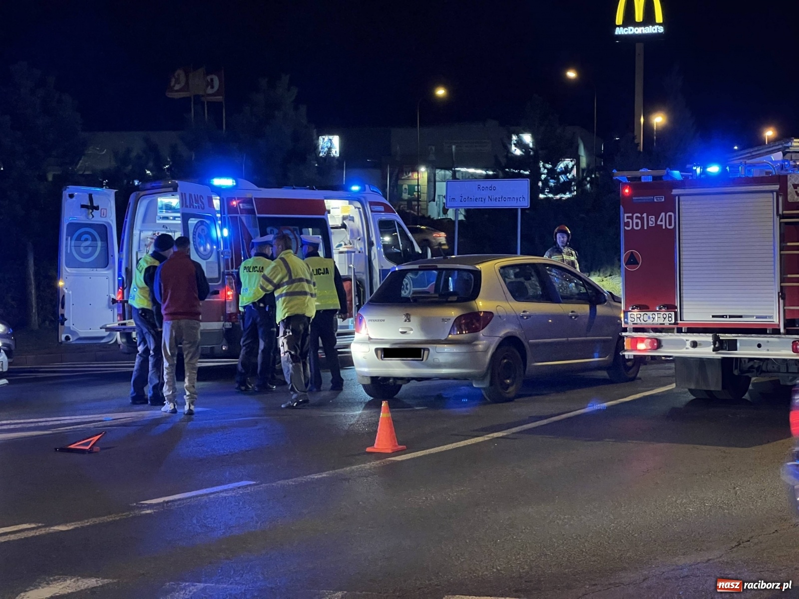 Zdjęcie w galerii na portalu naszraciborz.pl: Wypadek na rondzie. Ranny pasażer motocykla [FOTO] wiadomości z regionu