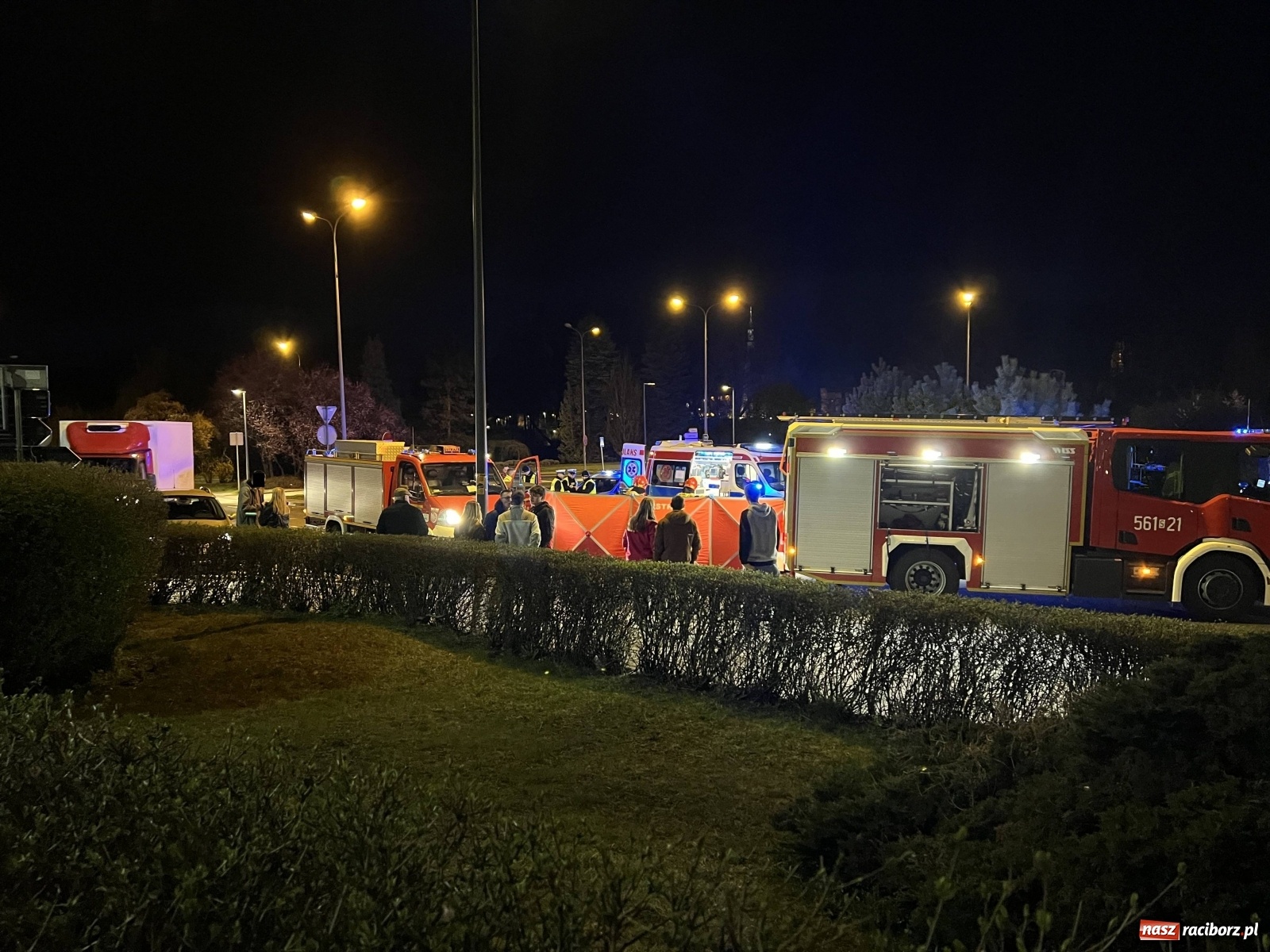 Zdjęcie w galerii na portalu naszraciborz.pl: Wypadek na rondzie. Ranny pasażer motocykla [FOTO] wiadomości z regionu