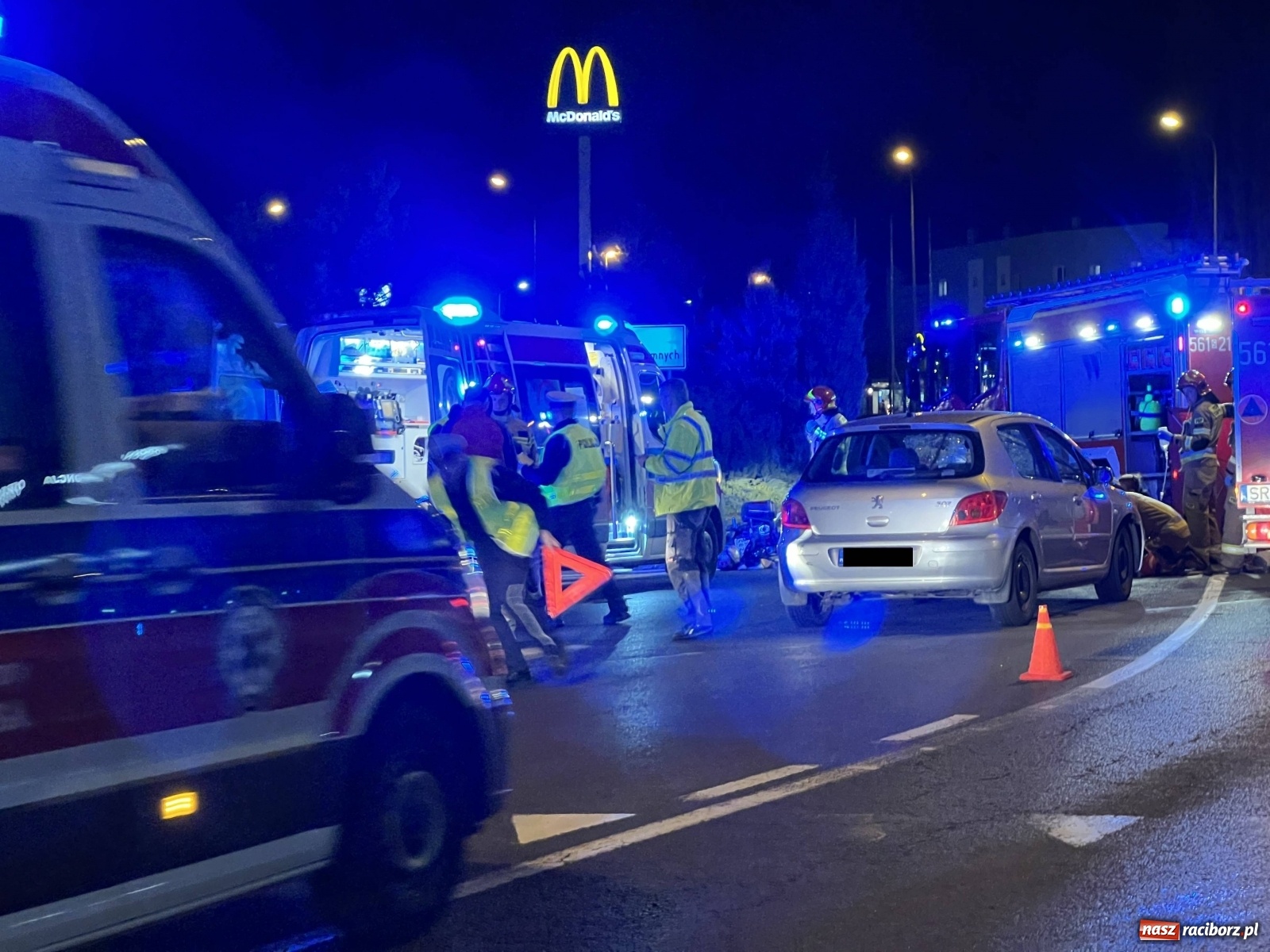 Zdjęcie w galerii na portalu naszraciborz.pl: Wypadek na rondzie. Ranny pasażer motocykla [FOTO] wiadomości z regionu