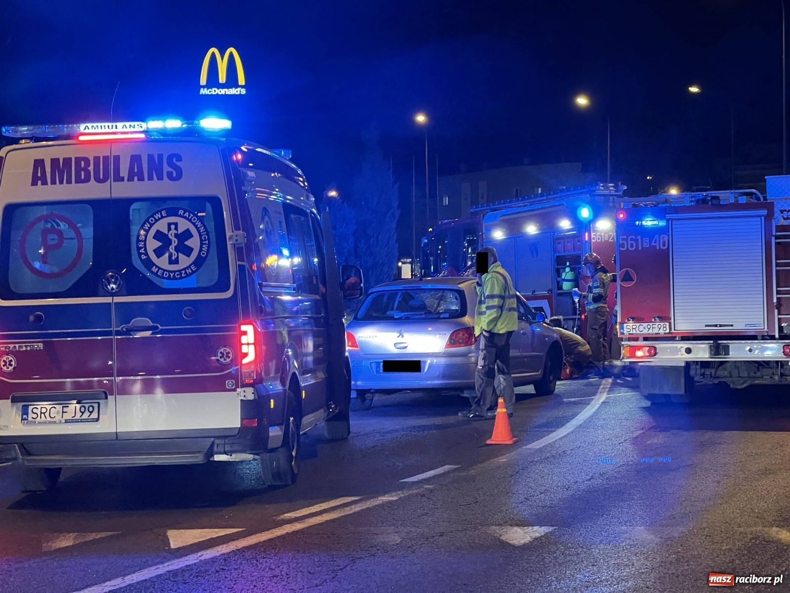 Zdjęcie w galerii na portalu naszraciborz.pl: Wypadek na rondzie. Ranny pasażer motocykla [FOTO] wiadomości z regionu