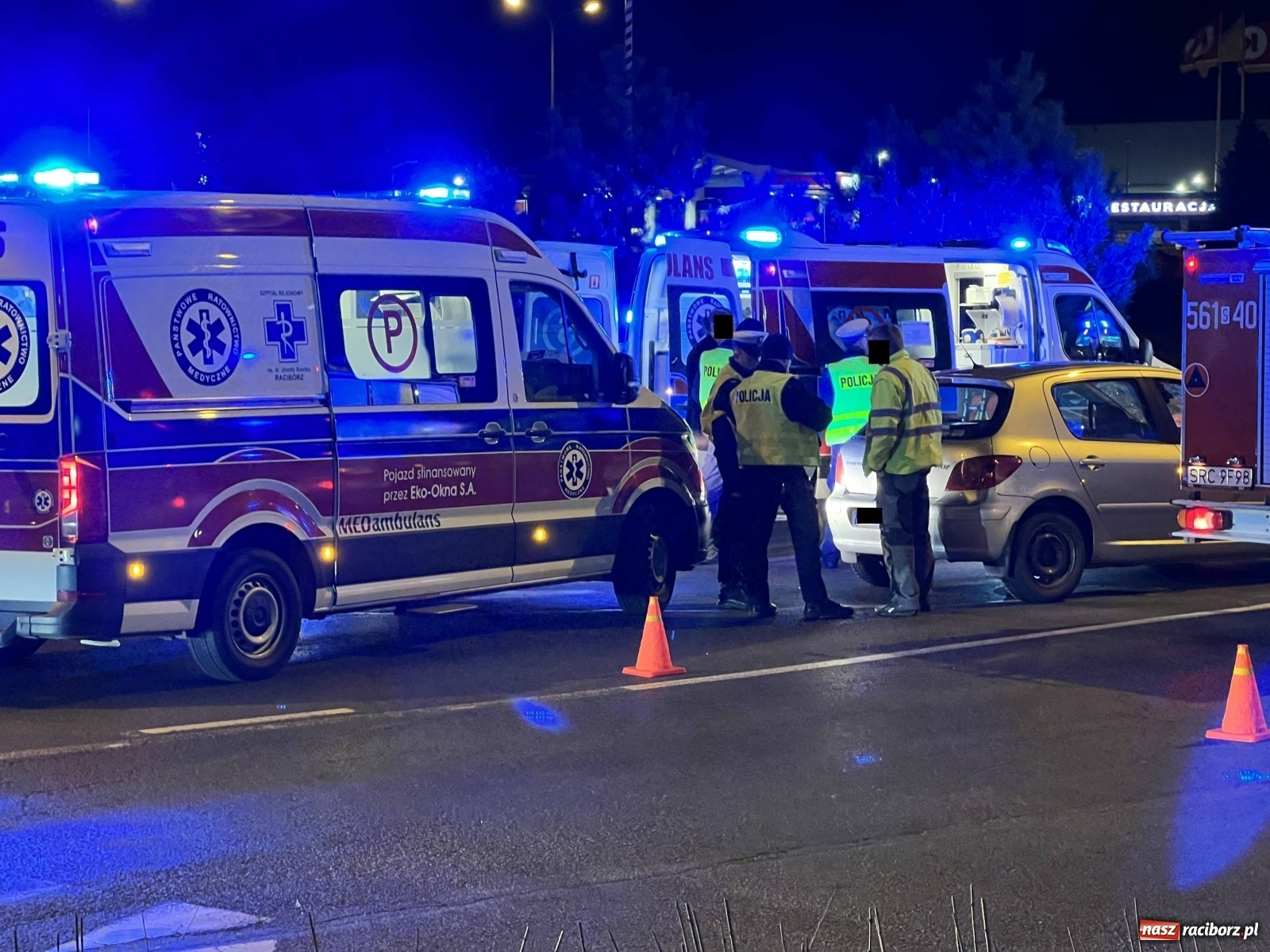 Zdjęcie w galerii na portalu naszraciborz.pl: Wypadek na rondzie. Ranny pasażer motocykla [FOTO] wiadomości z regionu