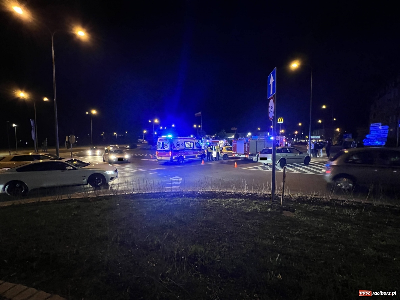 Zdjęcie w galerii na portalu naszraciborz.pl: Wypadek na rondzie. Ranny pasażer motocykla [FOTO] wiadomości z regionu