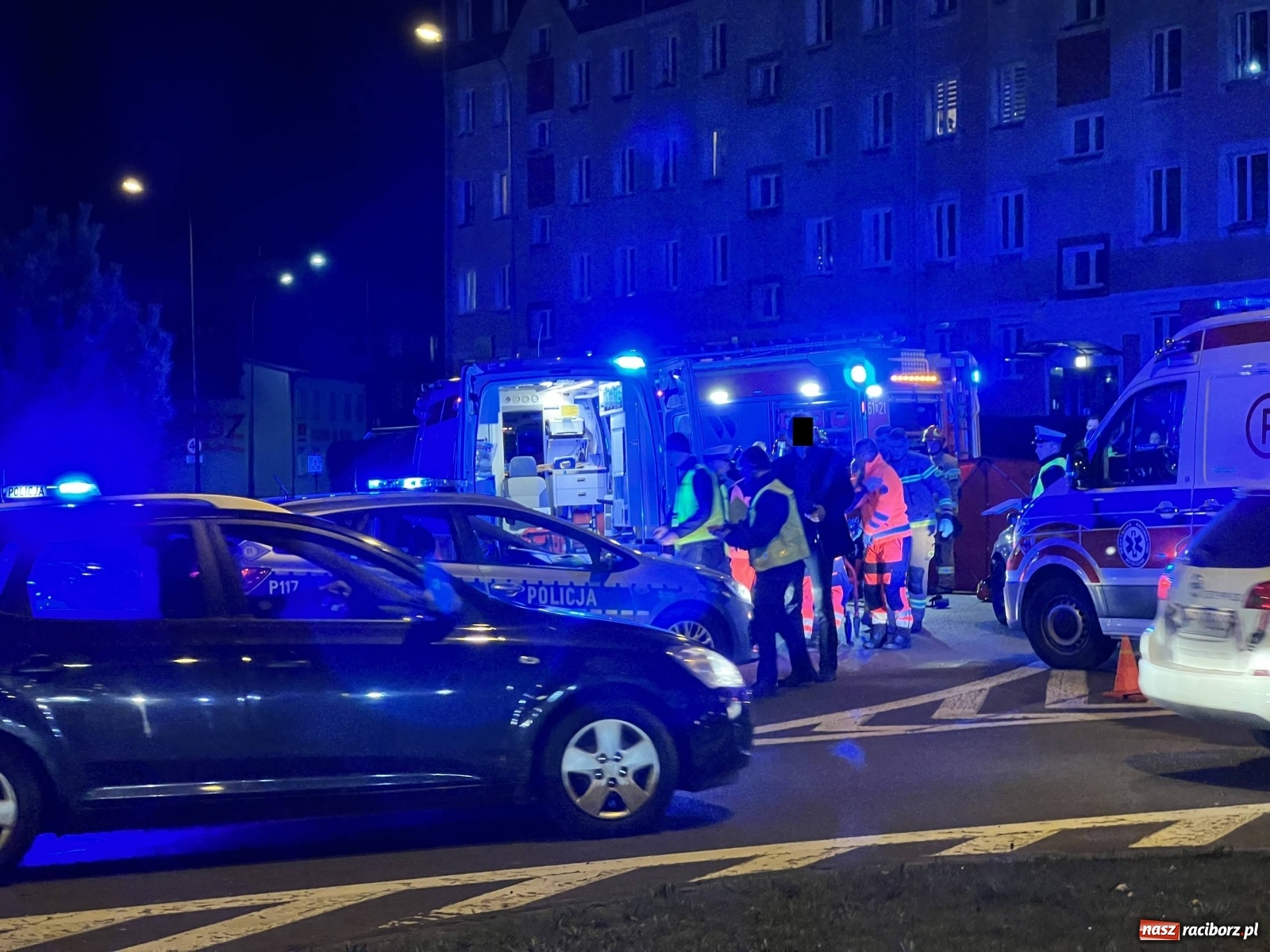 Zdjęcie w galerii na portalu naszraciborz.pl: Wypadek na rondzie. Ranny pasażer motocykla [FOTO] wiadomości z regionu