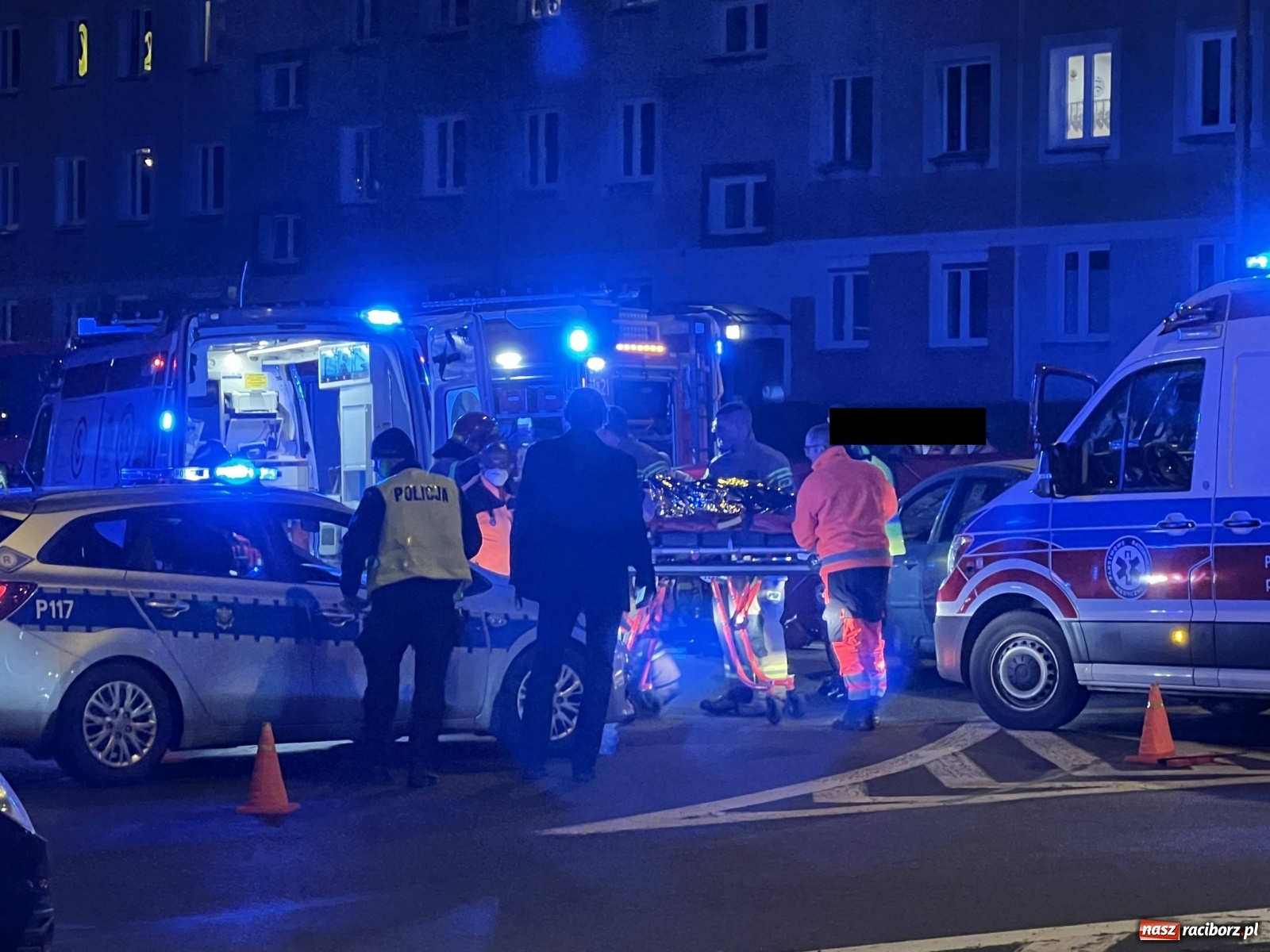 Zdjęcie w galerii na portalu naszraciborz.pl: Wypadek na rondzie. Ranny pasażer motocykla [FOTO] wiadomości z regionu