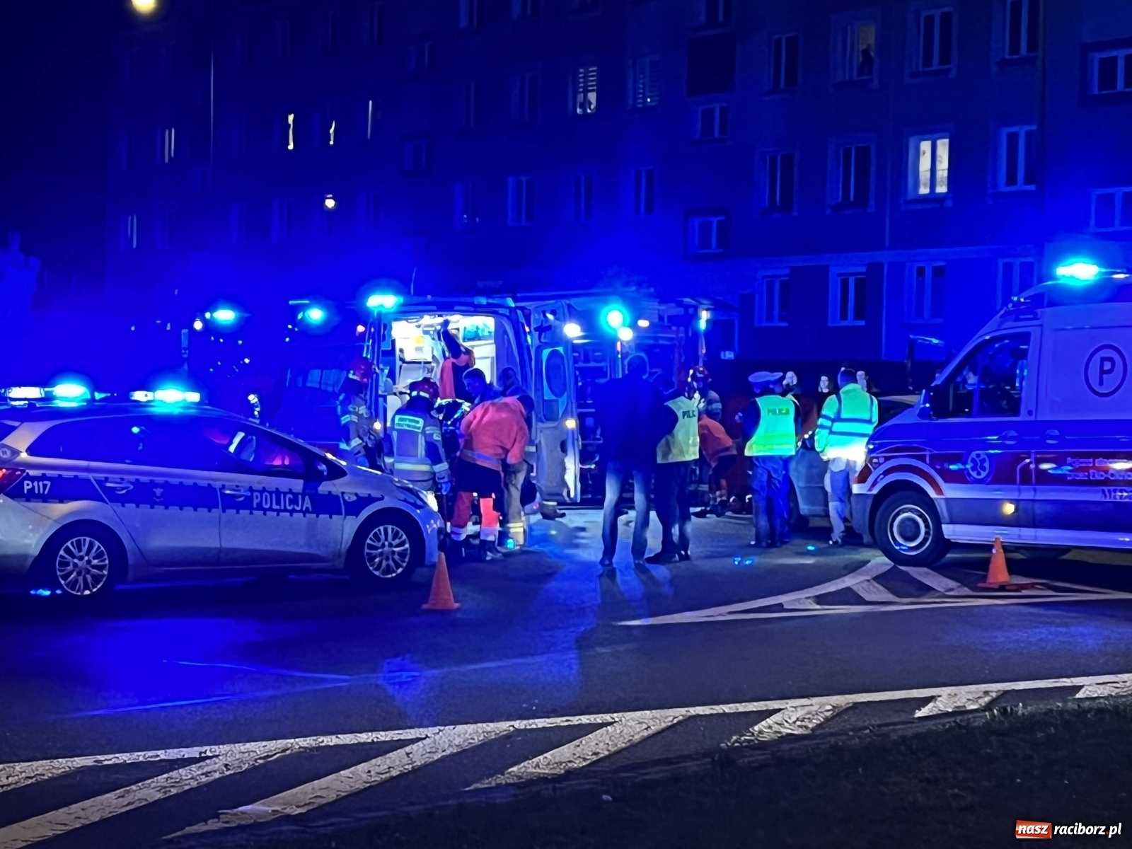 Zdjęcie w galerii na portalu naszraciborz.pl: Wypadek na rondzie. Ranny pasażer motocykla [FOTO] wiadomości z regionu