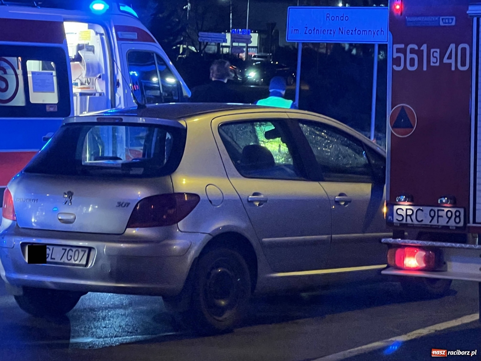 Zdjęcie w galerii na portalu naszraciborz.pl: Wypadek na rondzie. Ranny pasażer motocykla [FOTO] wiadomości z regionu