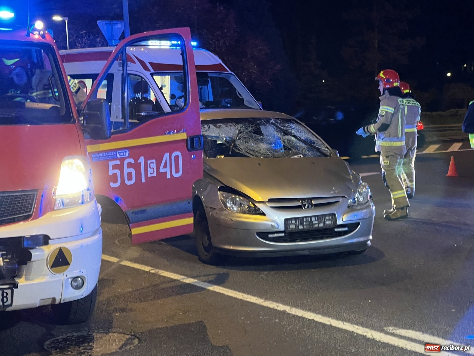 Zdjęcie w galerii na portalu naszraciborz.pl: Wypadek na rondzie. Ranny pasażer motocykla [FOTO] wiadomości z regionu