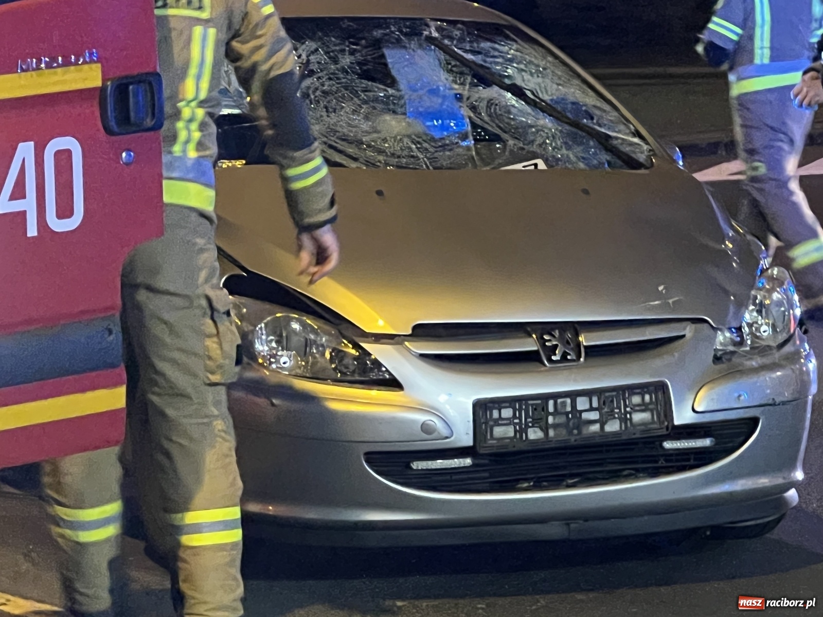 Zdjęcie w galerii na portalu naszraciborz.pl: Wypadek na rondzie. Ranny pasażer motocykla [FOTO] wiadomości z regionu