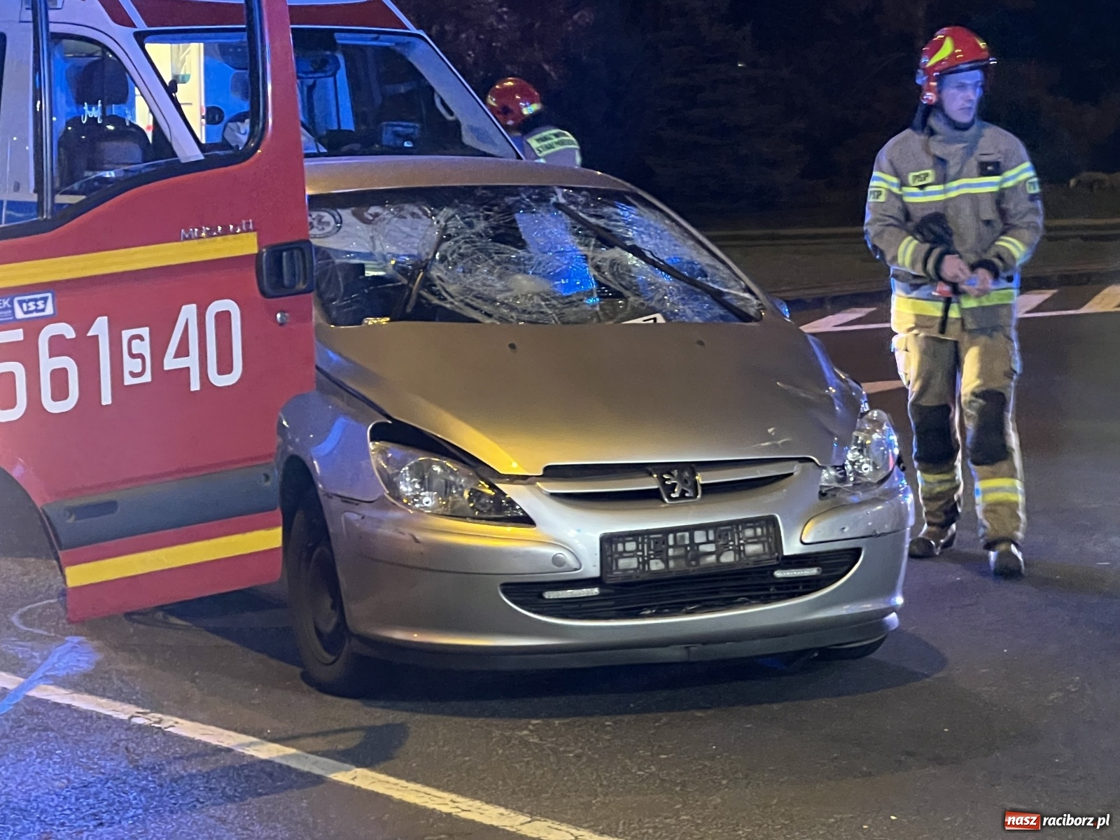 Zdjęcie w galerii na portalu naszraciborz.pl: Wypadek na rondzie. Ranny pasażer motocykla [FOTO] wiadomości z regionu