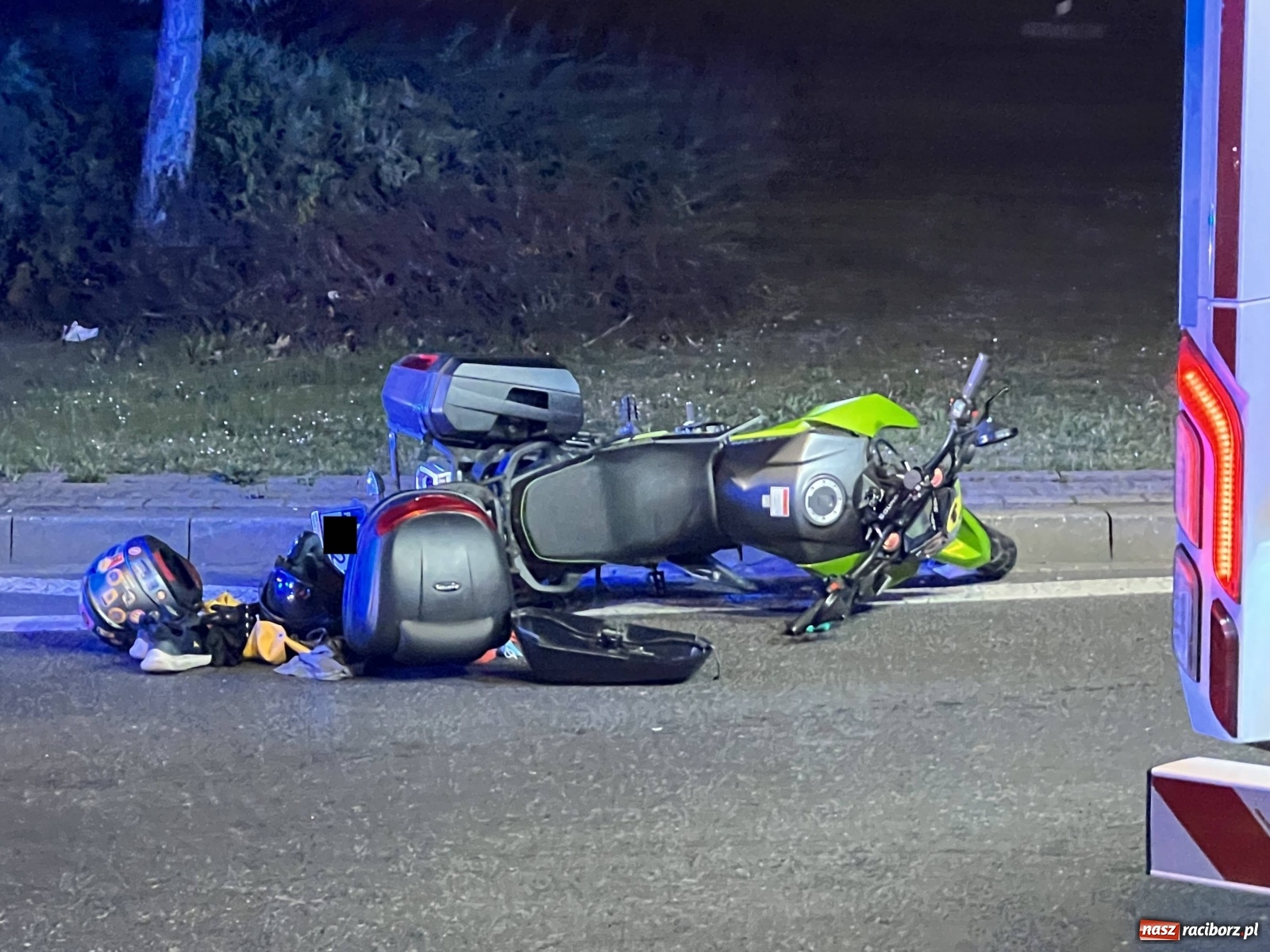 Zdjęcie w galerii na portalu naszraciborz.pl: Wypadek na rondzie. Ranny pasażer motocykla [FOTO] wiadomości z regionu
