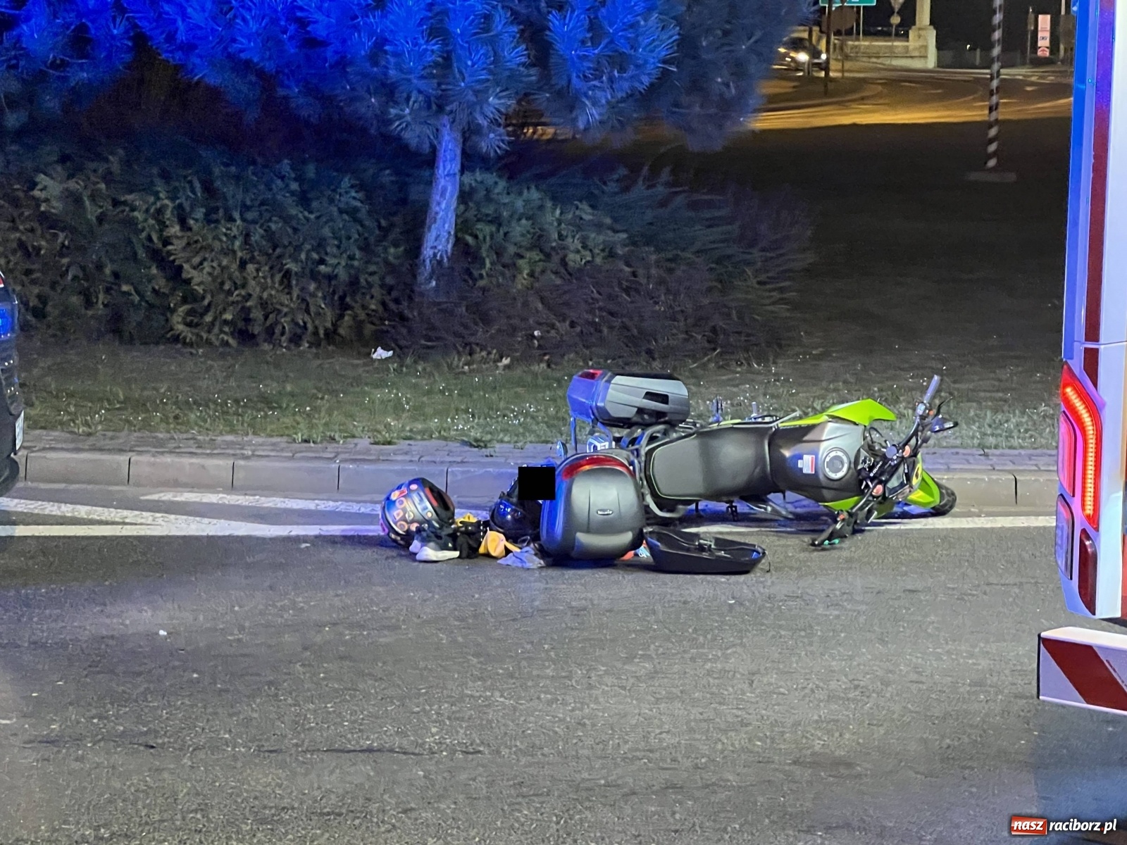 Zdjęcie w galerii na portalu naszraciborz.pl: Wypadek na rondzie. Ranny pasażer motocykla [FOTO] wiadomości z regionu