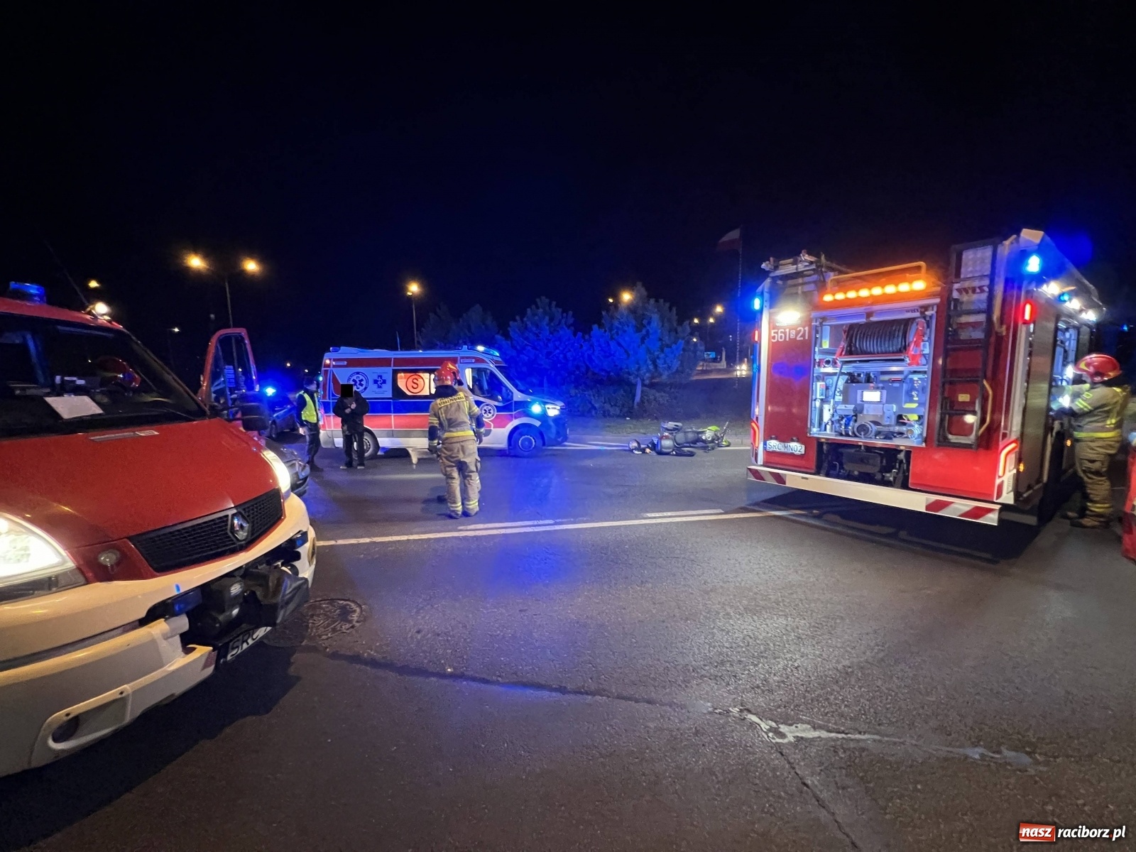 Zdjęcie w galerii na portalu naszraciborz.pl: Wypadek na rondzie. Ranny pasażer motocykla [FOTO] wiadomości z regionu