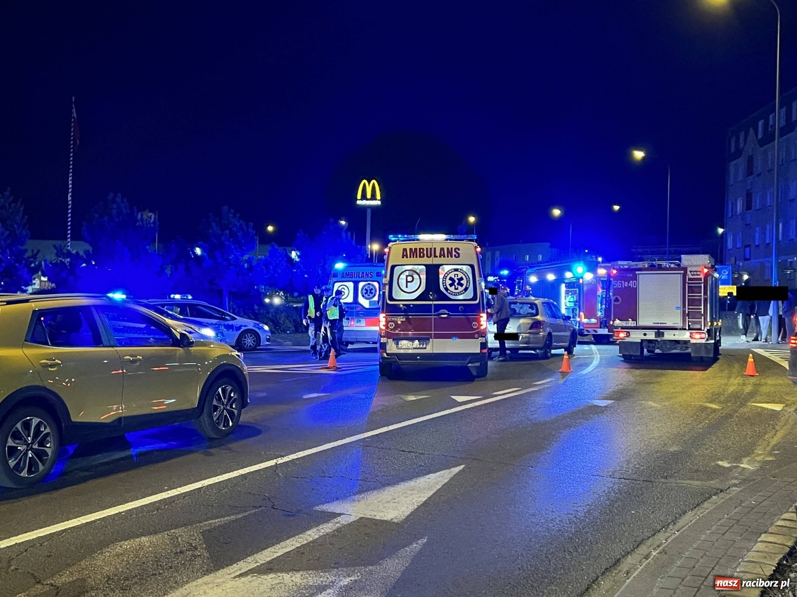 Zdjęcie w galerii na portalu naszraciborz.pl: Wypadek na rondzie. Ranny pasażer motocykla [FOTO] wiadomości z regionu