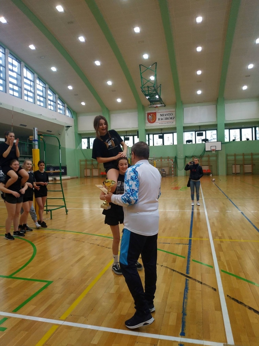 Zdjęcie w galerii na portalu naszraciborz.pl: SP 18 najlepsza w finale miejskim siatkówki wiadomości z regionu
