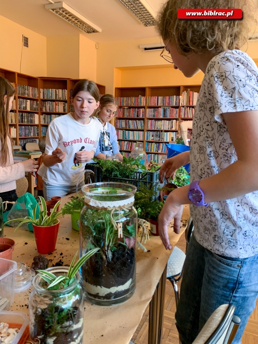 Zdjęcie w galerii na portalu naszraciborz.pl: Na Ocicach zasadzili las w słoikach wiadomości z regionu