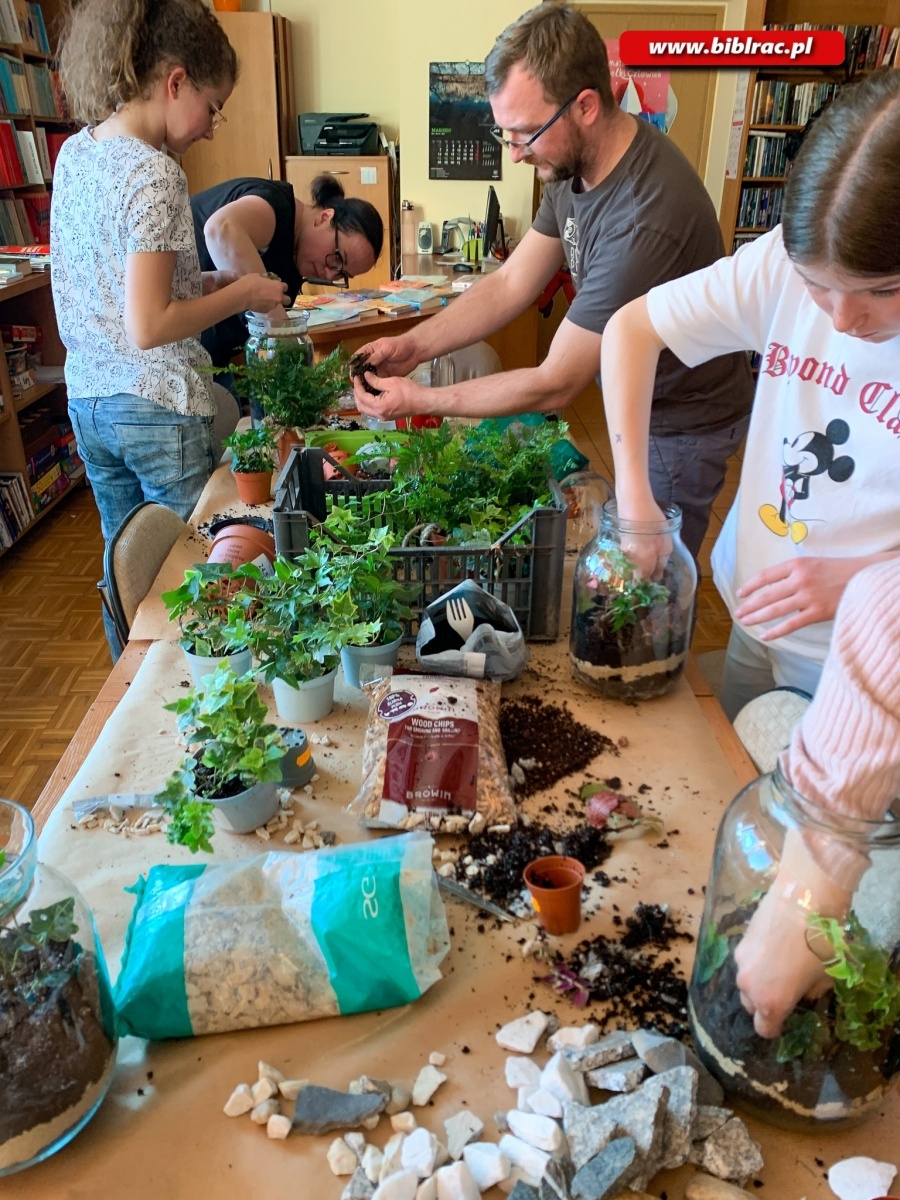Zdjęcie w galerii na portalu naszraciborz.pl: Na Ocicach zasadzili las w słoikach wiadomości z regionu