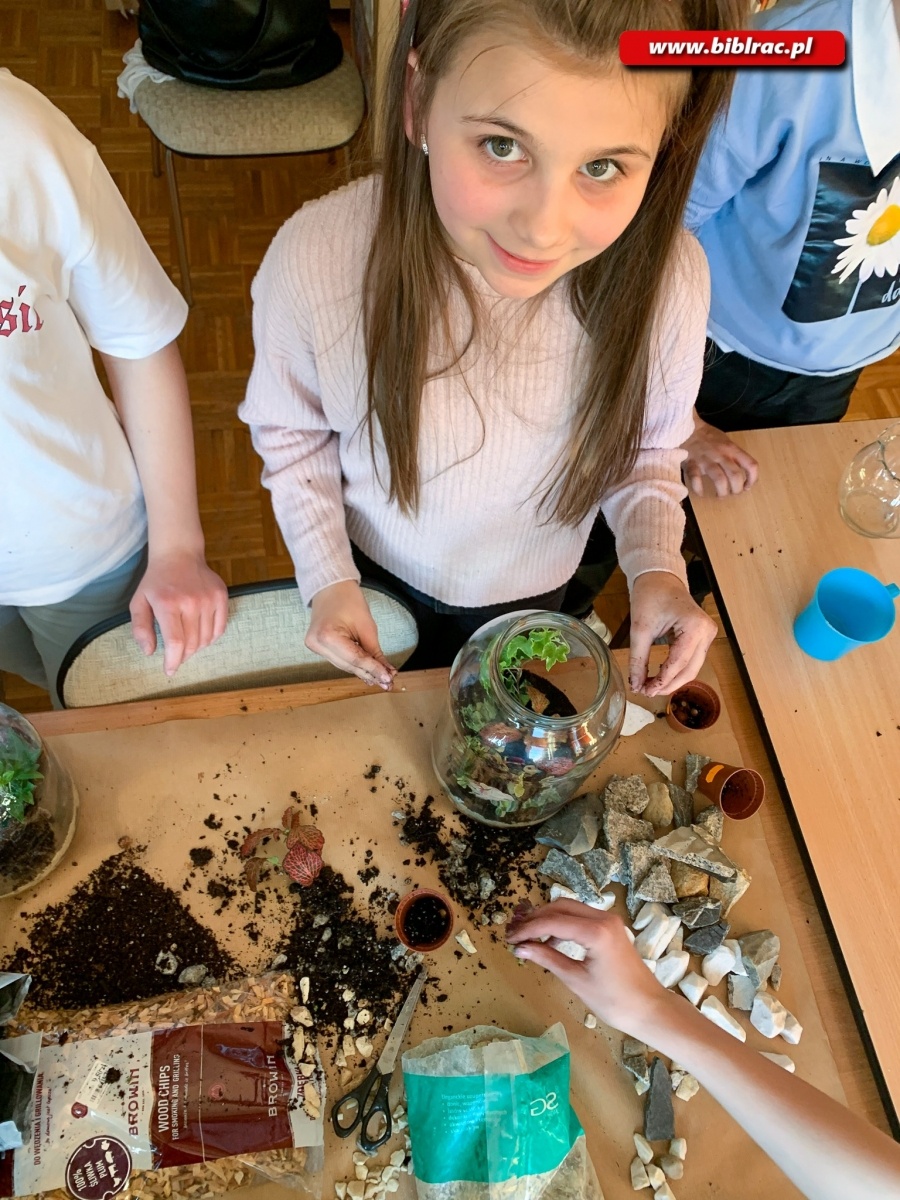 Zdjęcie w galerii na portalu naszraciborz.pl: Na Ocicach zasadzili las w słoikach wiadomości z regionu