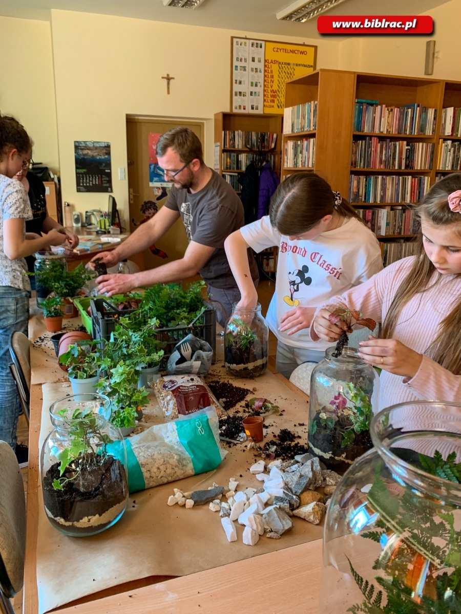 Zdjęcie w galerii na portalu naszraciborz.pl: Na Ocicach zasadzili las w słoikach wiadomości z regionu