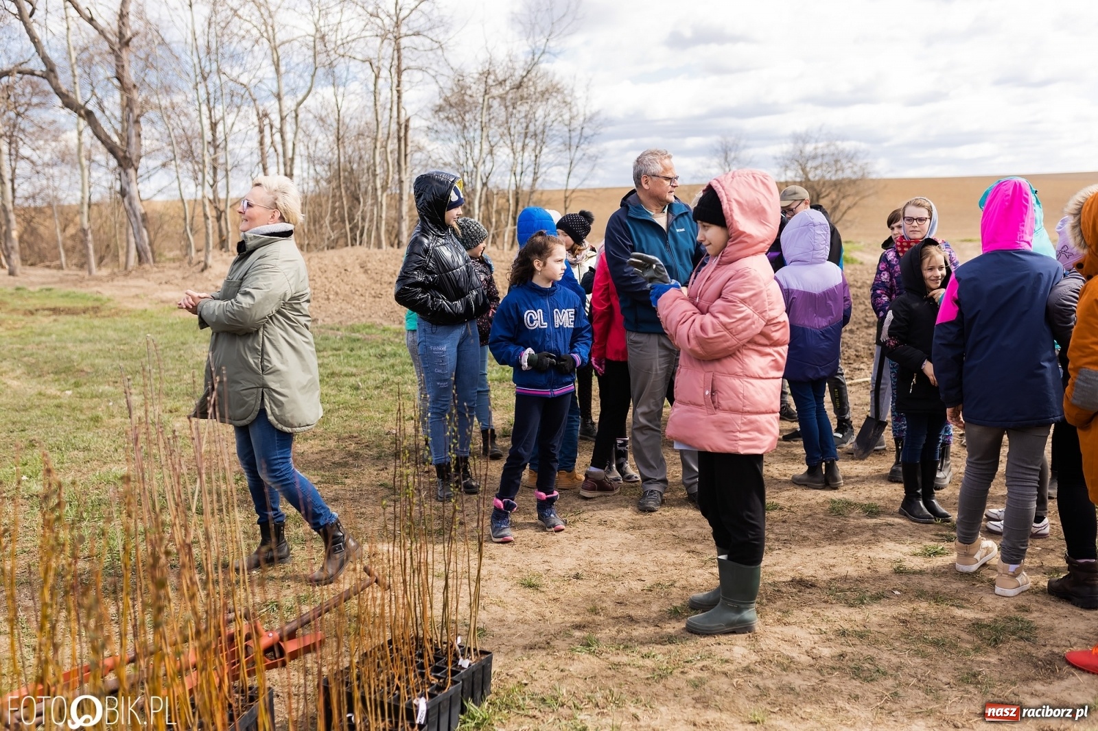 Zdjęcie w galerii na portalu naszraciborz.pl: Oaza zamiast wysypiska. Wiosenne sadzenie drzewek w Krowiarkach [FOTO i WIDEO] wiadomości z regionu
