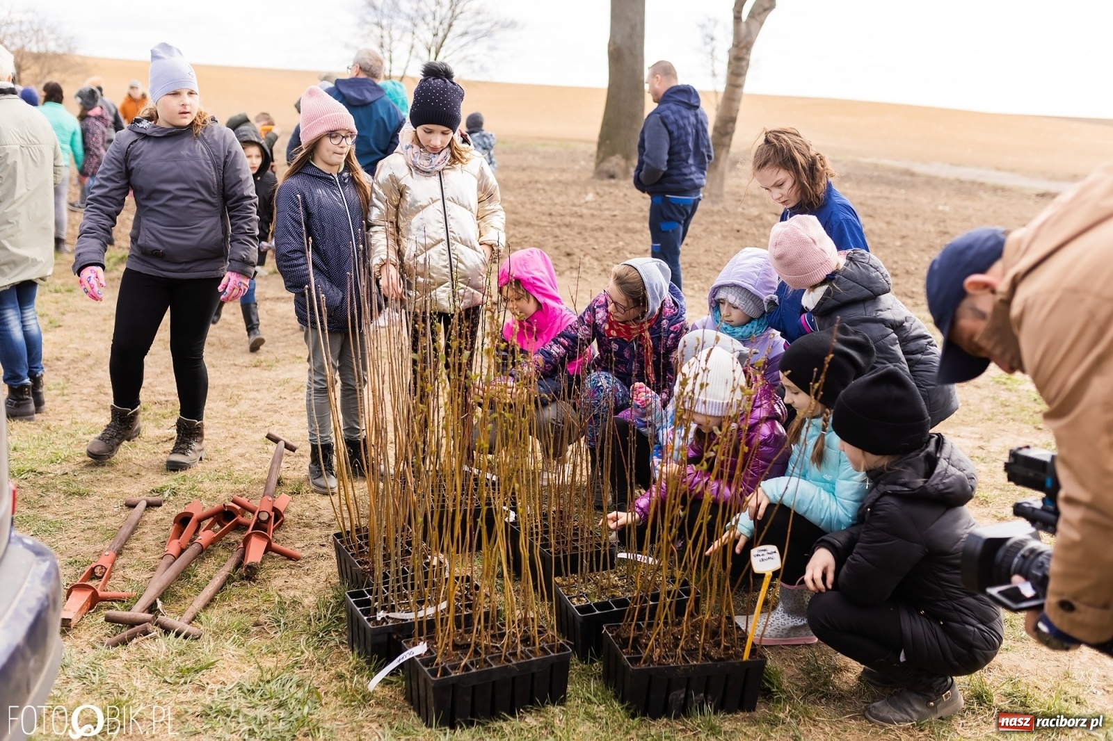 Zdjęcie w galerii na portalu naszraciborz.pl: Oaza zamiast wysypiska. Wiosenne sadzenie drzewek w Krowiarkach [FOTO i WIDEO] wiadomości z regionu