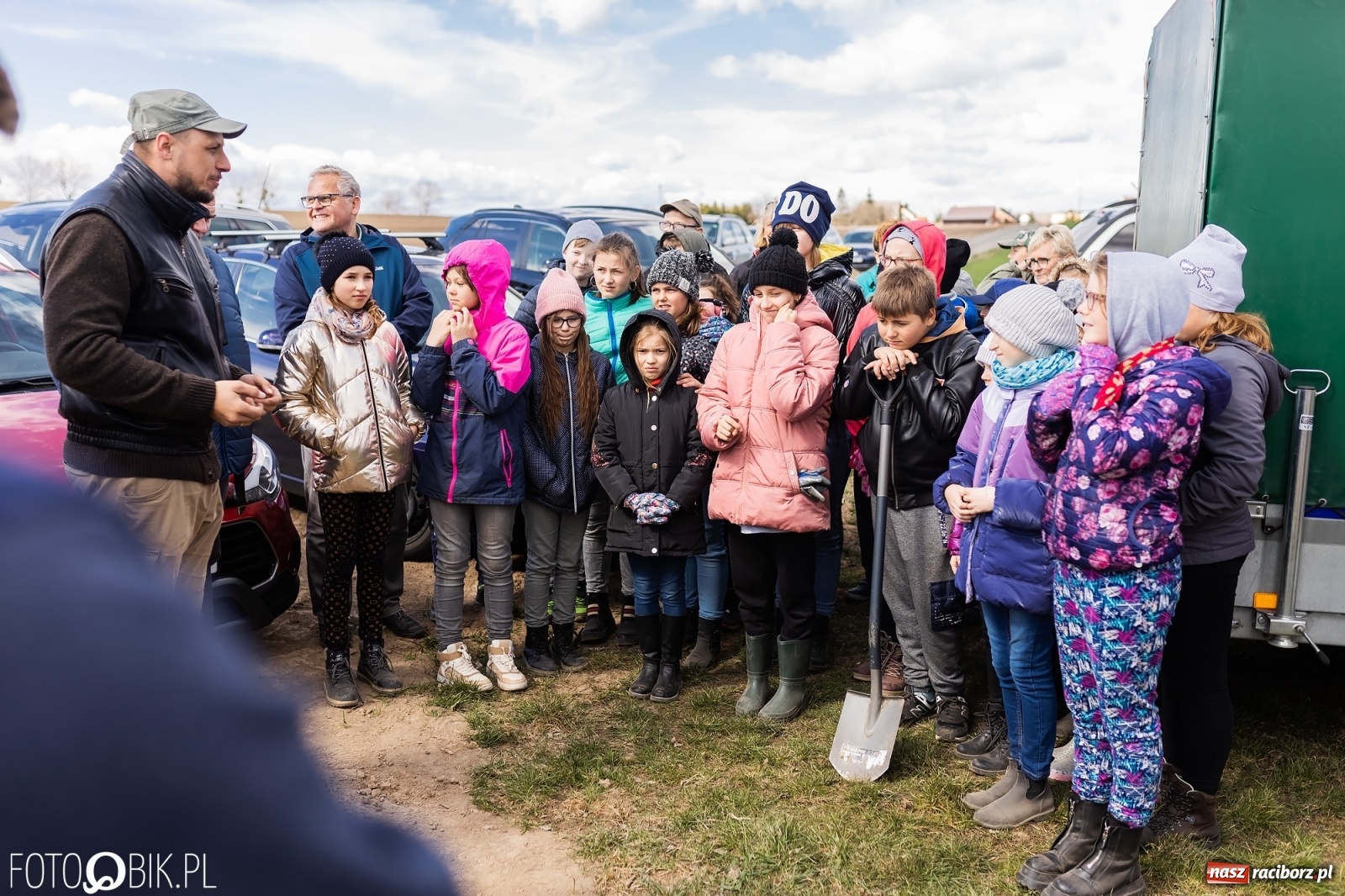 Zdjęcie w galerii na portalu naszraciborz.pl: Oaza zamiast wysypiska. Wiosenne sadzenie drzewek w Krowiarkach [FOTO i WIDEO] wiadomości z regionu